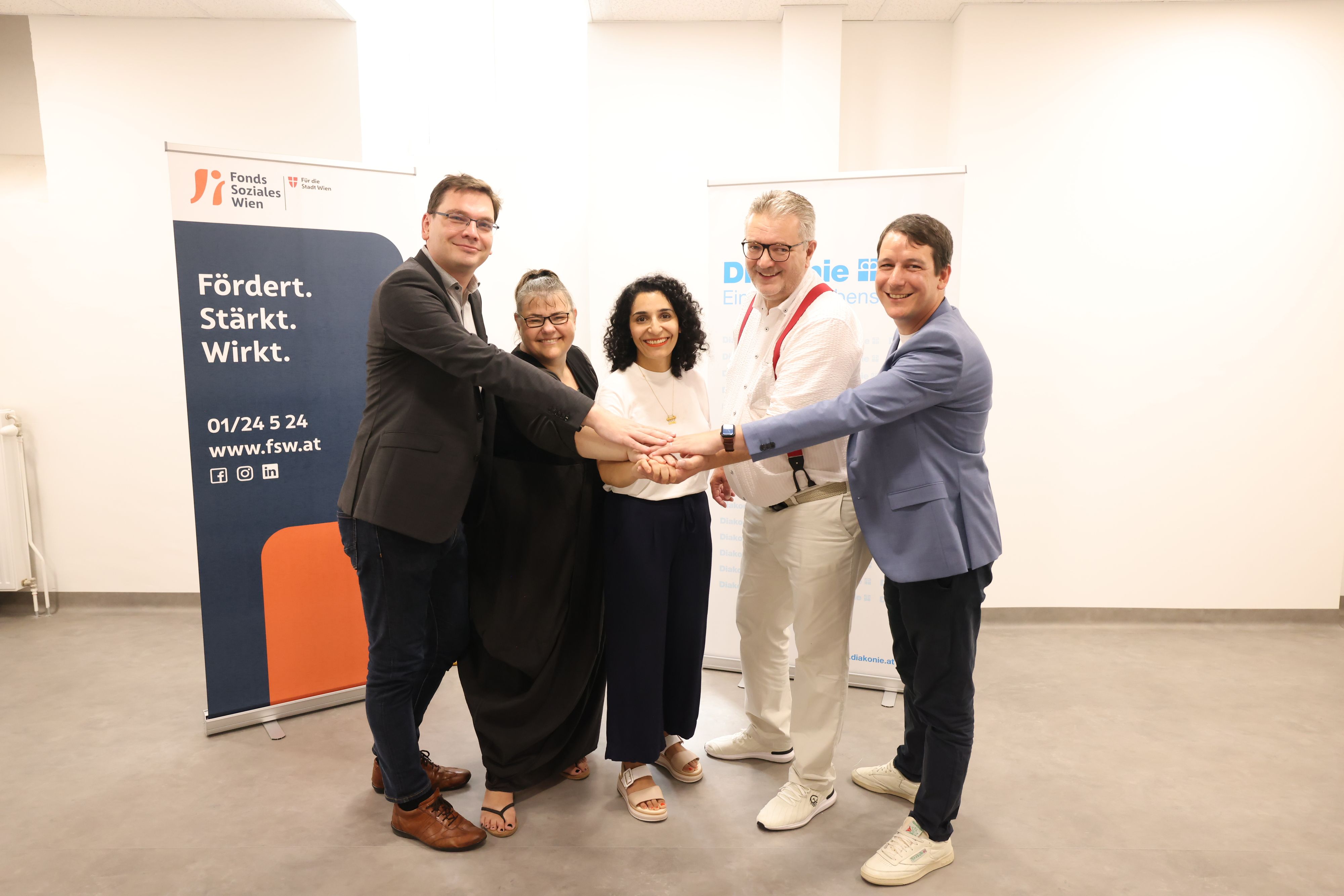 Wolfgang Ernst, Rektor der Diakonie Eine Welt, Alexandra Gröller, Geschäftsführerin der Diakonie Eine Welt Lebensräume, Saya Ahmad, Bezirksvorsteherin Alsergrund, Sozialstadtrat Peter Hacker und Markus Hollendohner, Leiter der Wiener Wohnungslosenhilfe im FSW (v.l.). 