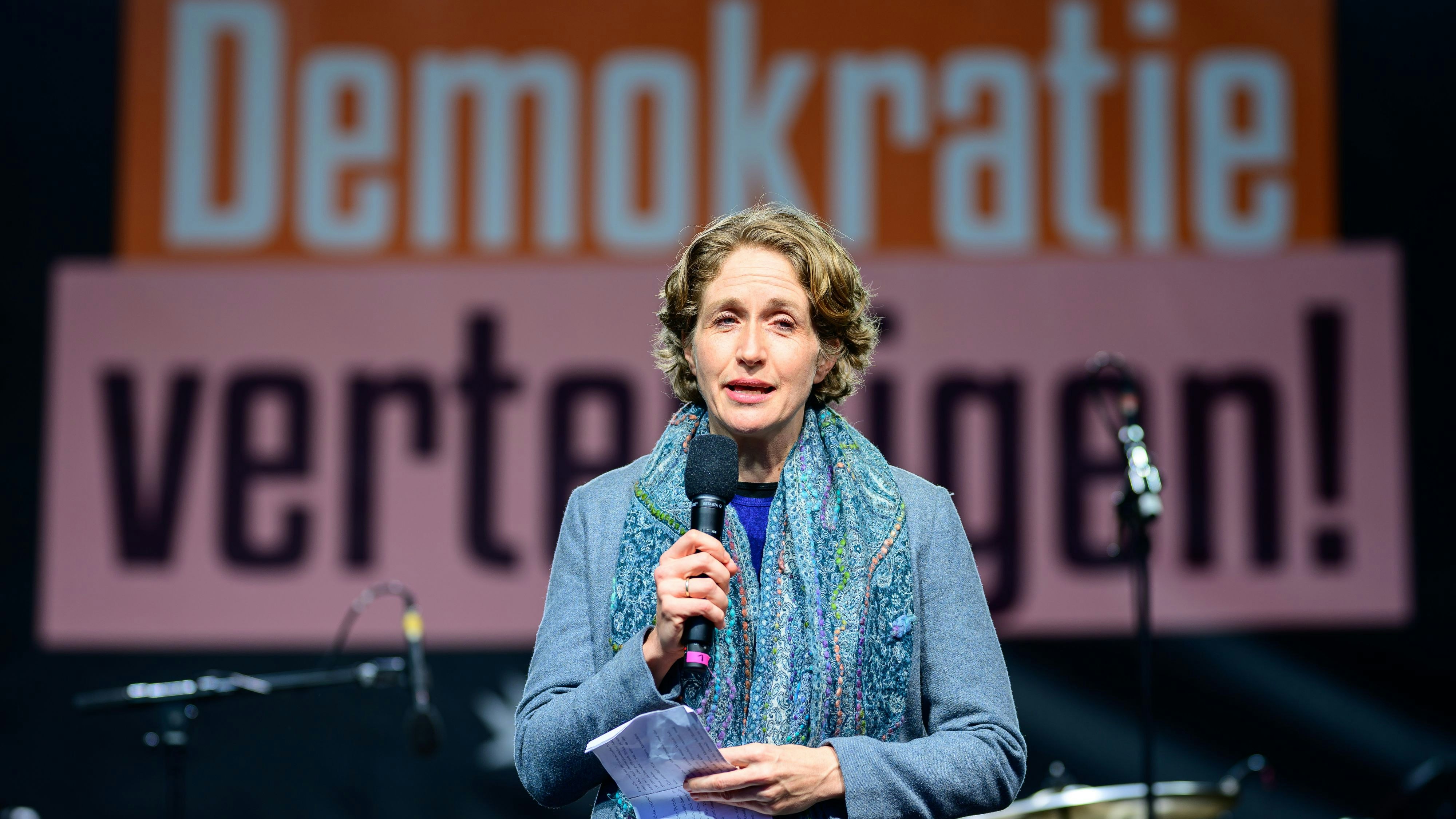 NEOS-Migrationssprecherin Krisper fordert einen umfassenden Sanktionsmechanismus bei der Asylverpflichtung. 