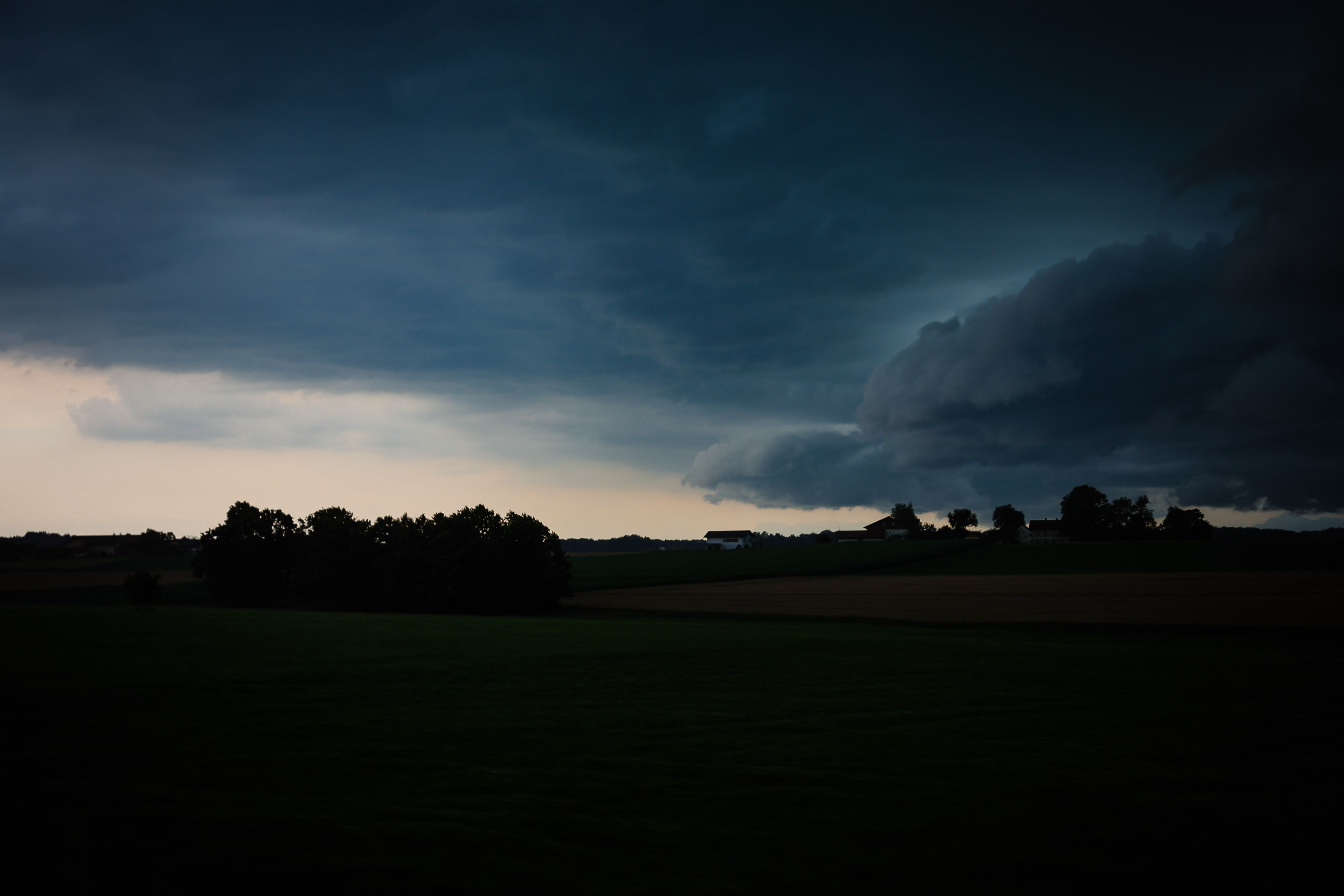 Eine heftige Unwetter-Front erreichte Österreich am Mittwochabend. Auch am Freitag wird es wieder krachen.