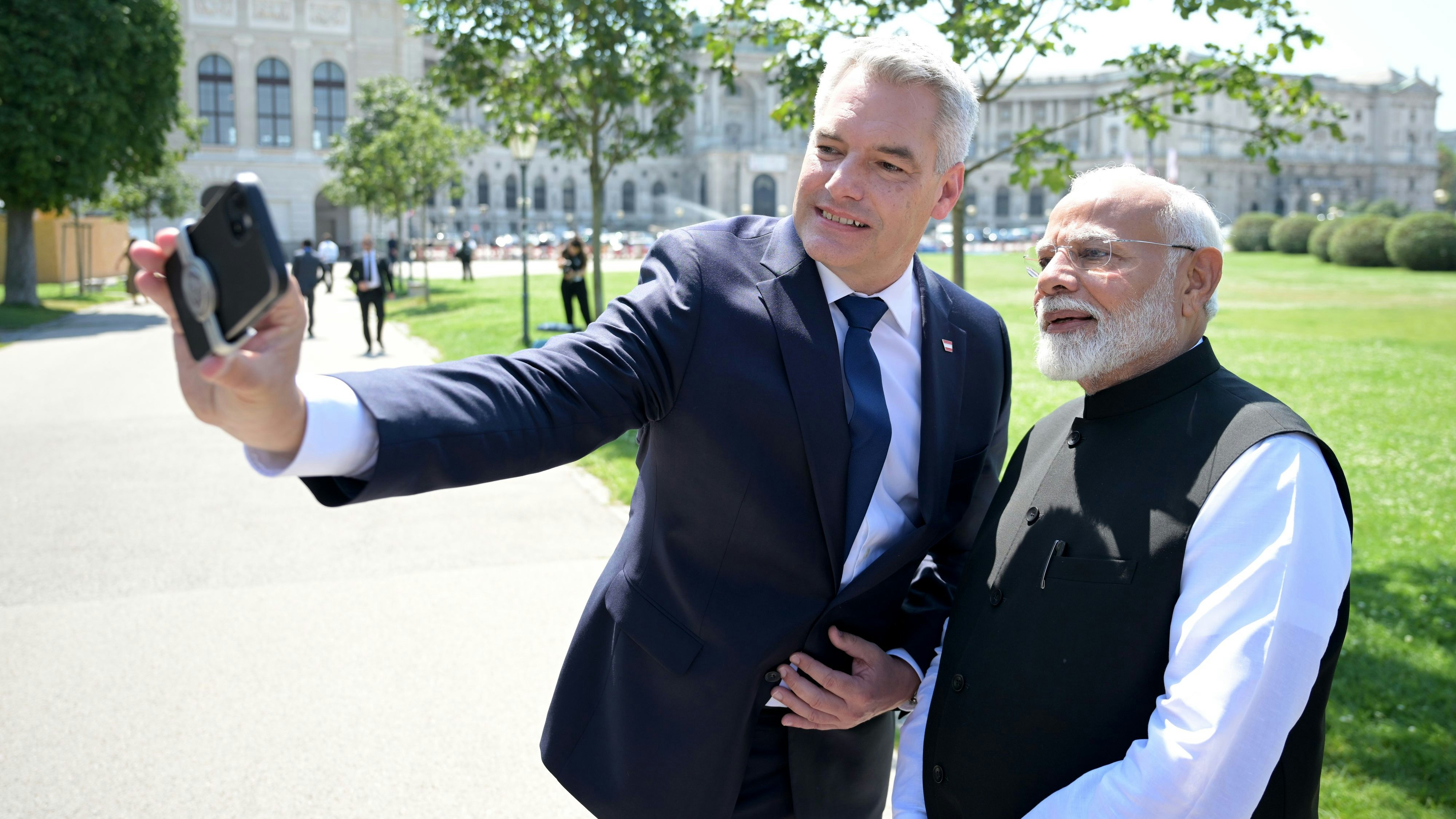 Karl Nehammer mit Indiens Premierminister im Selfie-Modi