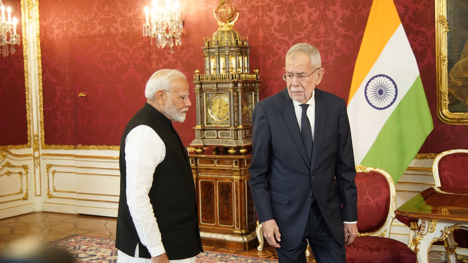 Bundespräsident Alexander Van der Bellen führte Modi kurz durch die Hofburg.
