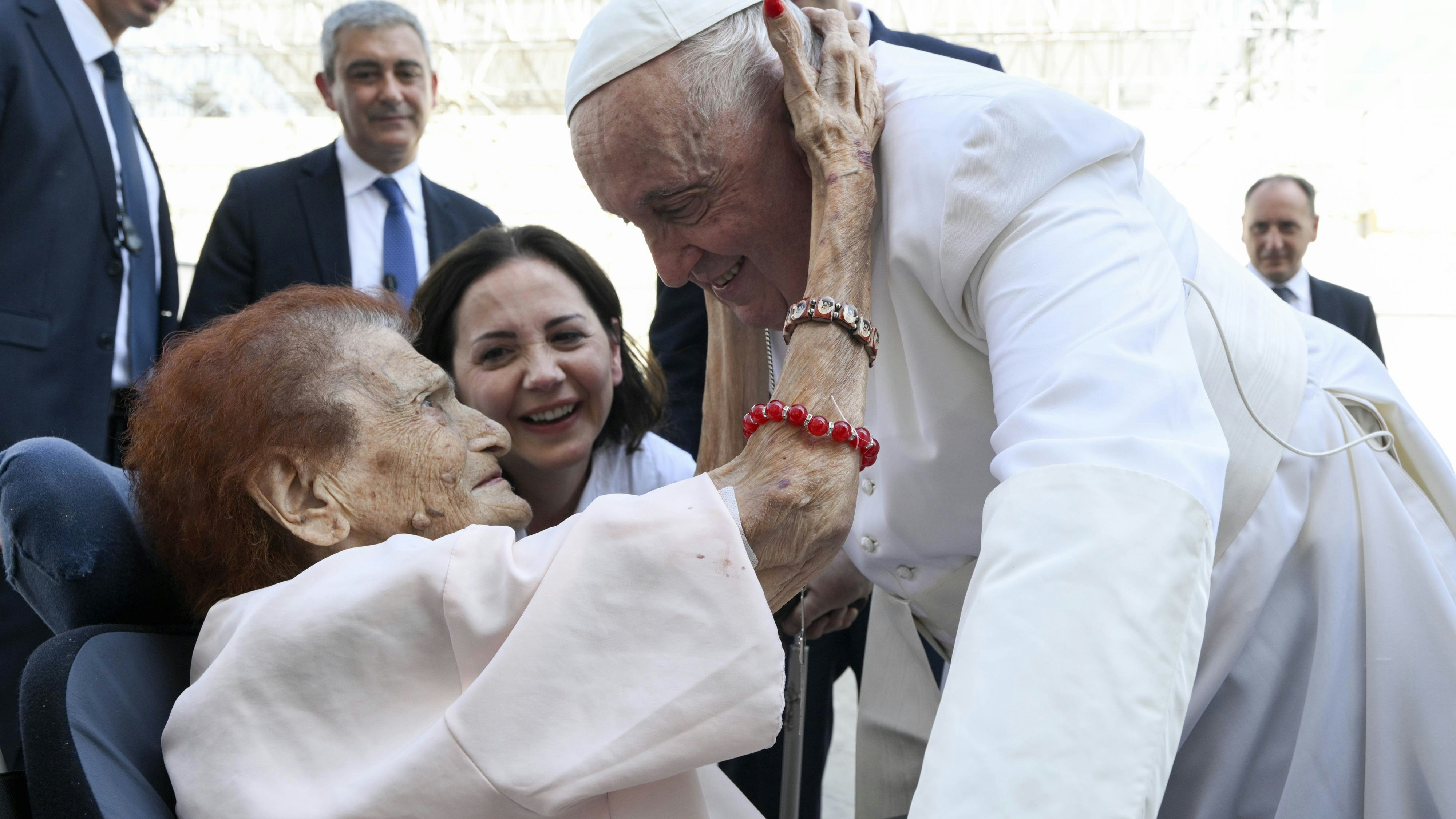 Papst Franziskus begrüßt eine Frau auf dem Platz der italienischen Einheit in Triest.