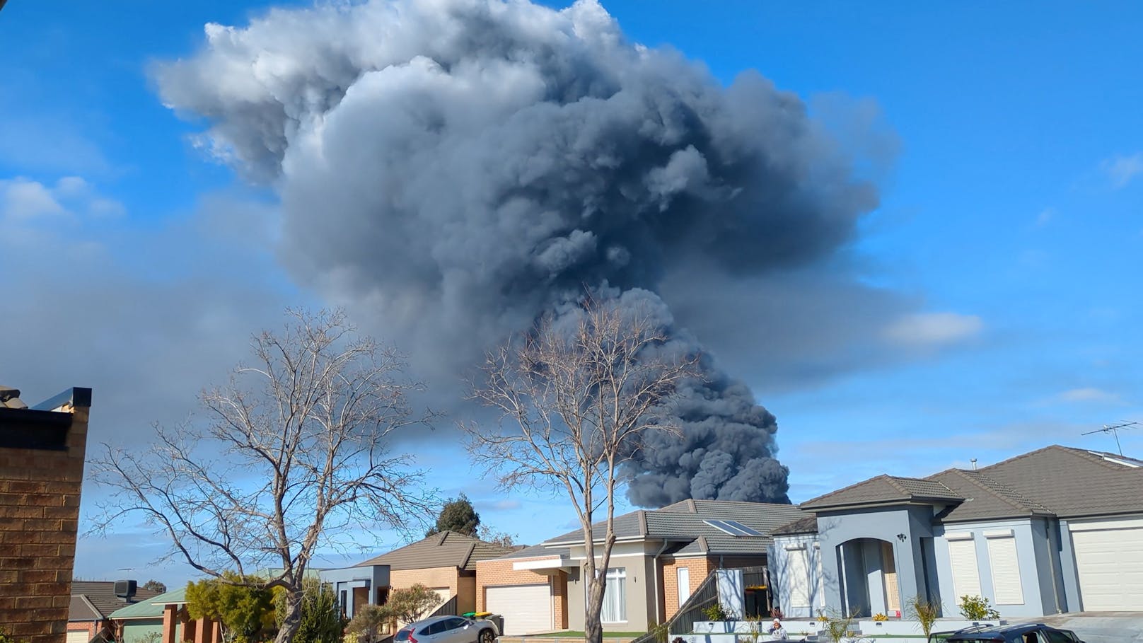 Explosion in Fabrik – Giftiger Rauch kommt zu Wohnungen