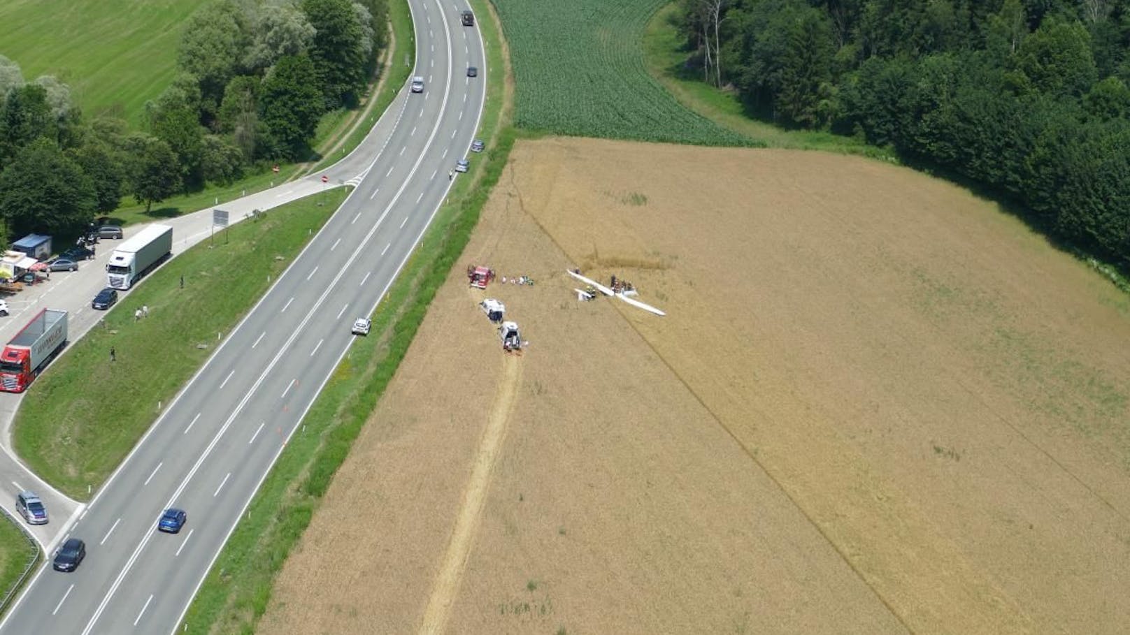 Pilot verletzt – Flieger musste in Acker notlanden