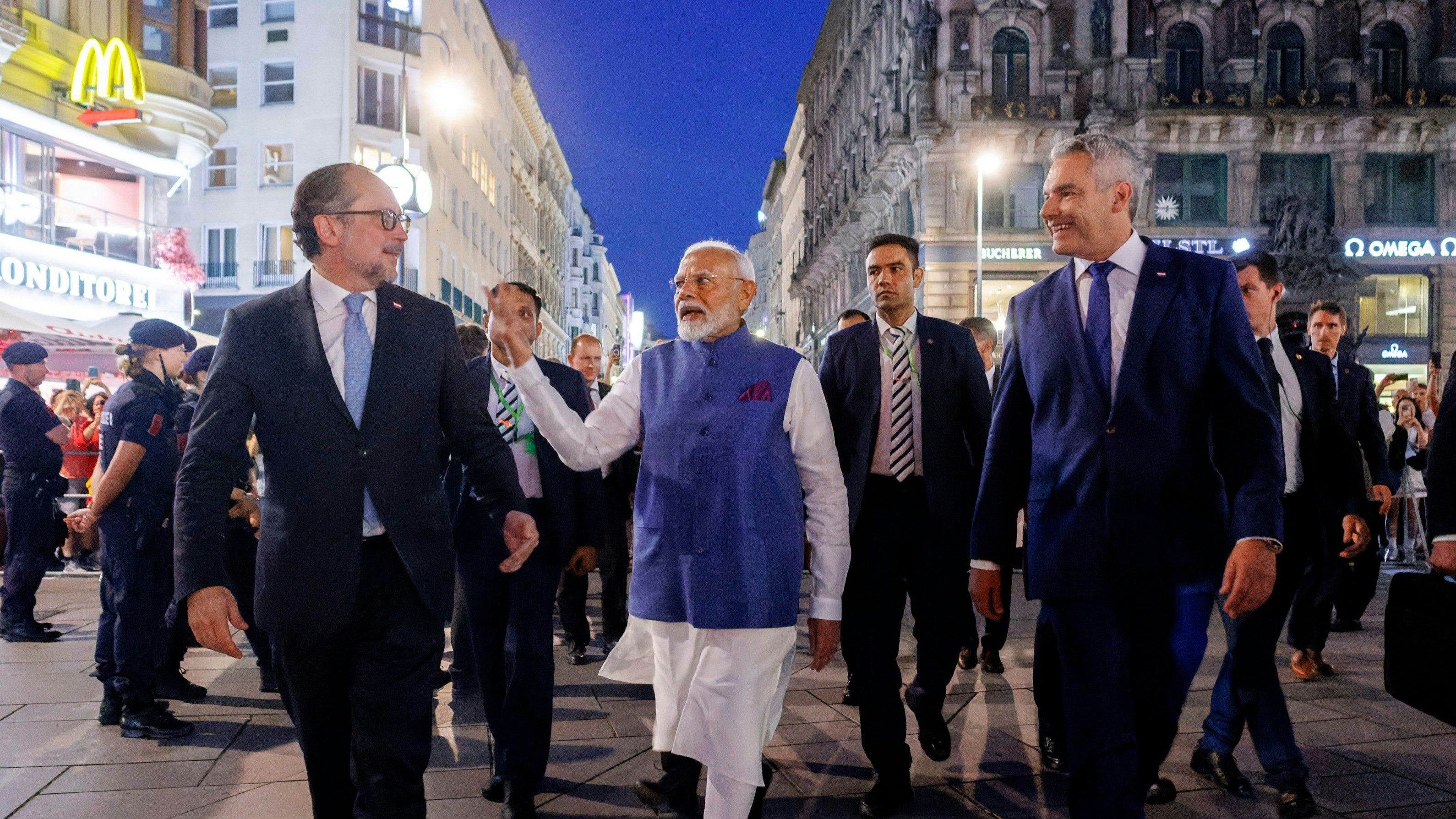 Abendlicher Spaziergang zum Stephansplatz: Modi mit Nehammer und Schallenberg.