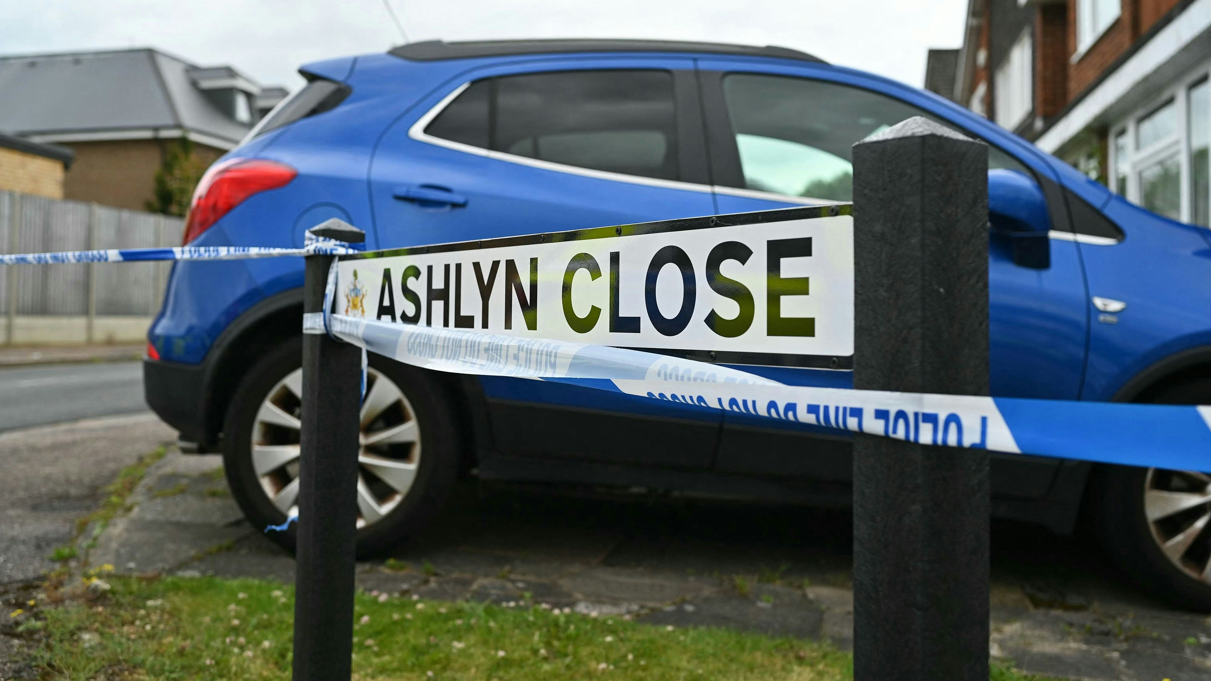 Download von www.picturedesk.com am 10.07.2024 (21:38).  Ashley Close is cordoned off by police in Bushey in the borough of Hertfordshire, north of London, on July 10, 2024 after a triple "crossbow attack" murder. British police were searching for a suspect who may have a crossbow after the wife and two daughters of a BBC radio racing commentator were killed in what police believe was a "targeted" attack. (Photo by JUSTIN TALLIS / AFP) - 20240710_PD5016 - Rechteinfo: Rights Managed (RM) Nur für redaktionelle Nutzung! Werbliche Nutzung erfordert Freigabe: bitte schicken Sie uns eine Anfrage.