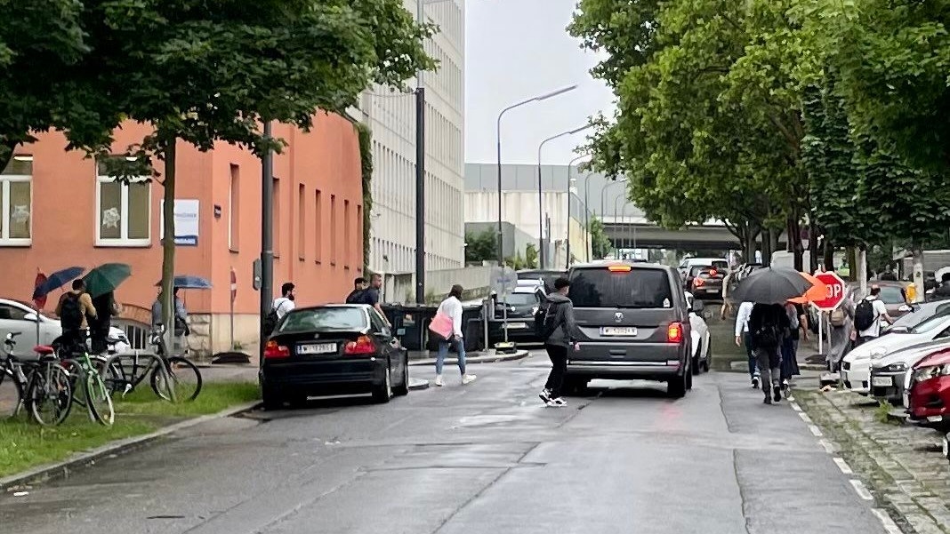 Auf der gegenüberliegenden Seite gibt es zwar einen Gehweg, trotzdem sind viele Personen auf der Straße unterwegs