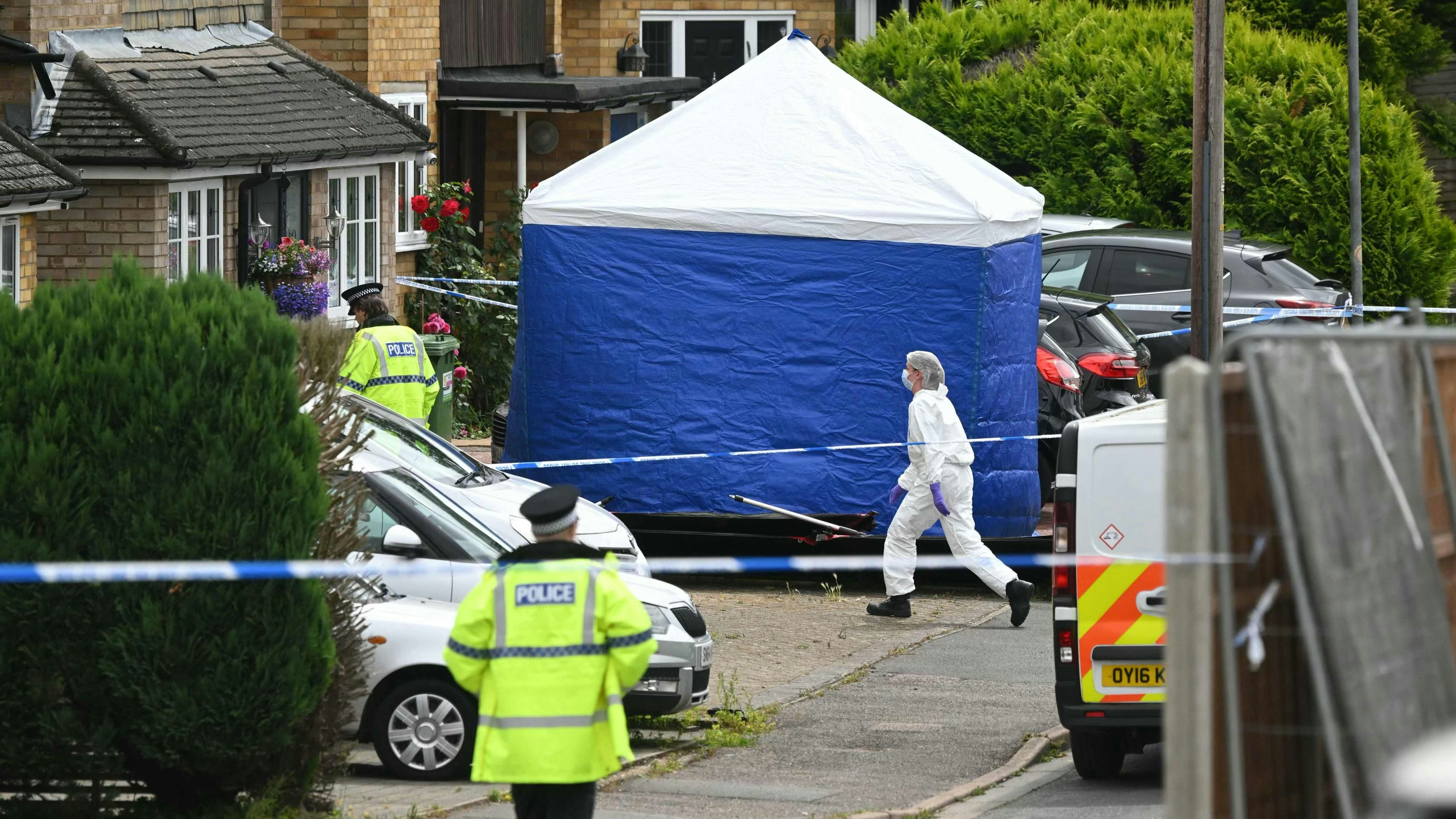 In Bushey bei London sind am Dienstagabend drei Frauen in einem Haus tot aufgefunden worden.