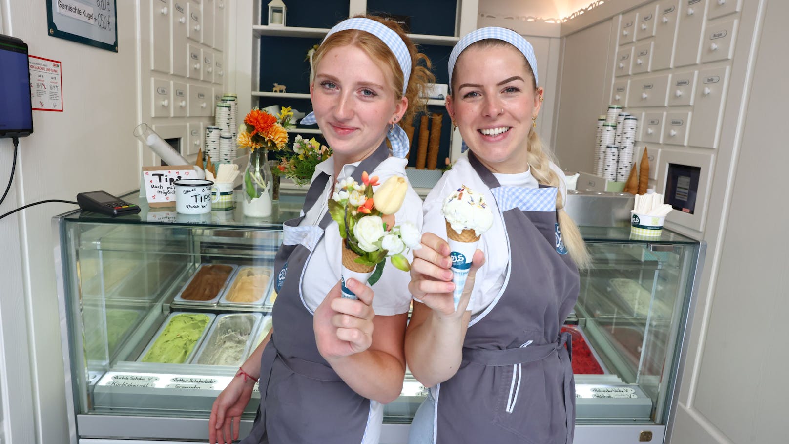 Emma (18) und Fiona (25) verkaufen blumiges Eis