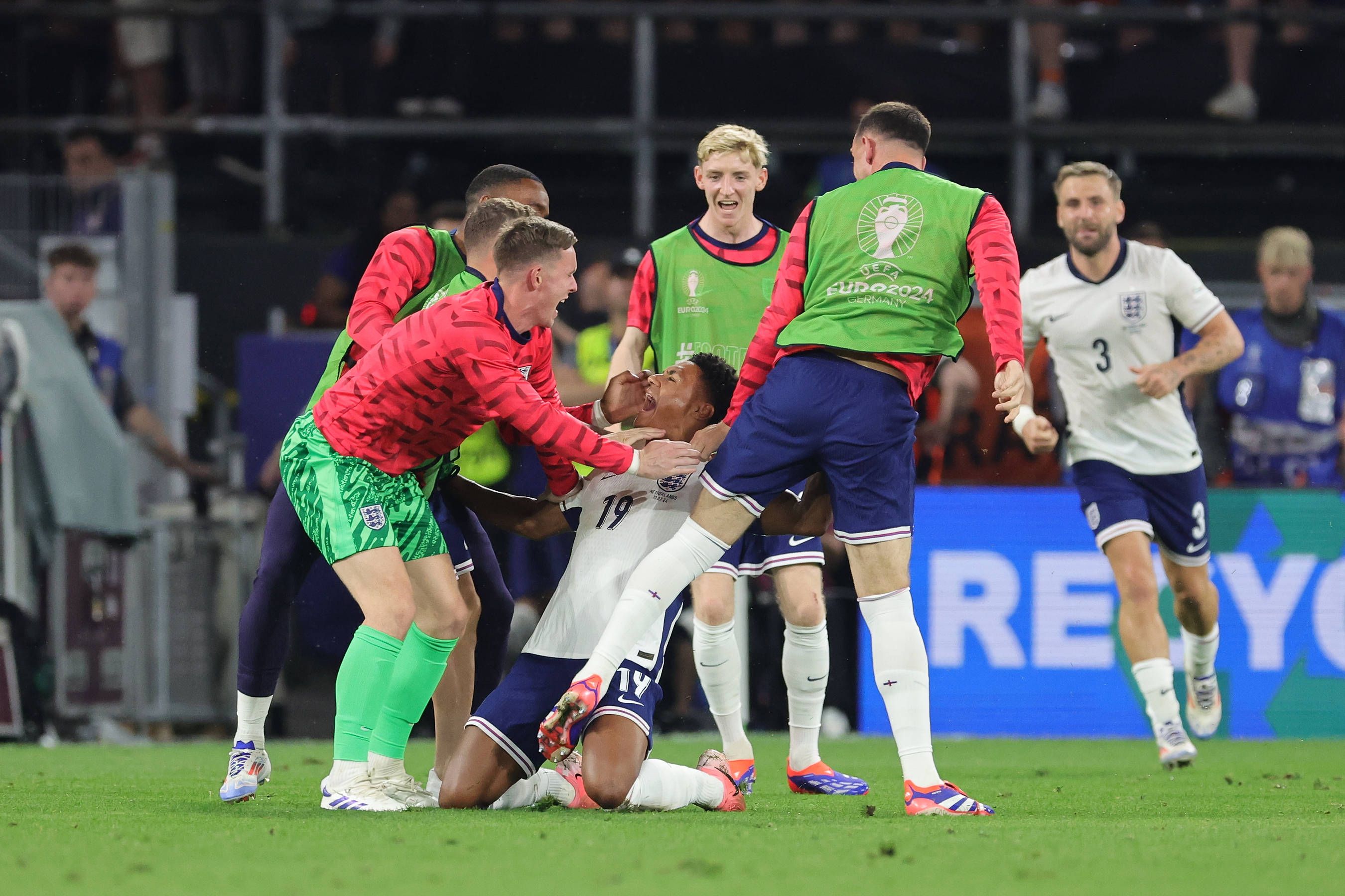Heute.at - 2:1! Joker schießt England in Minute 91 ins EM-Finale