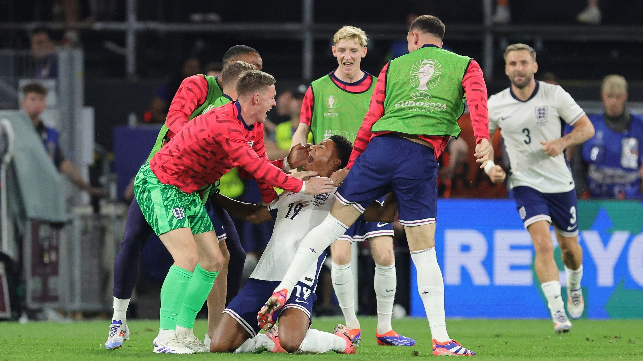 Heute.at - 2:1! Joker schießt England in Minute 91 ins EM-Finale