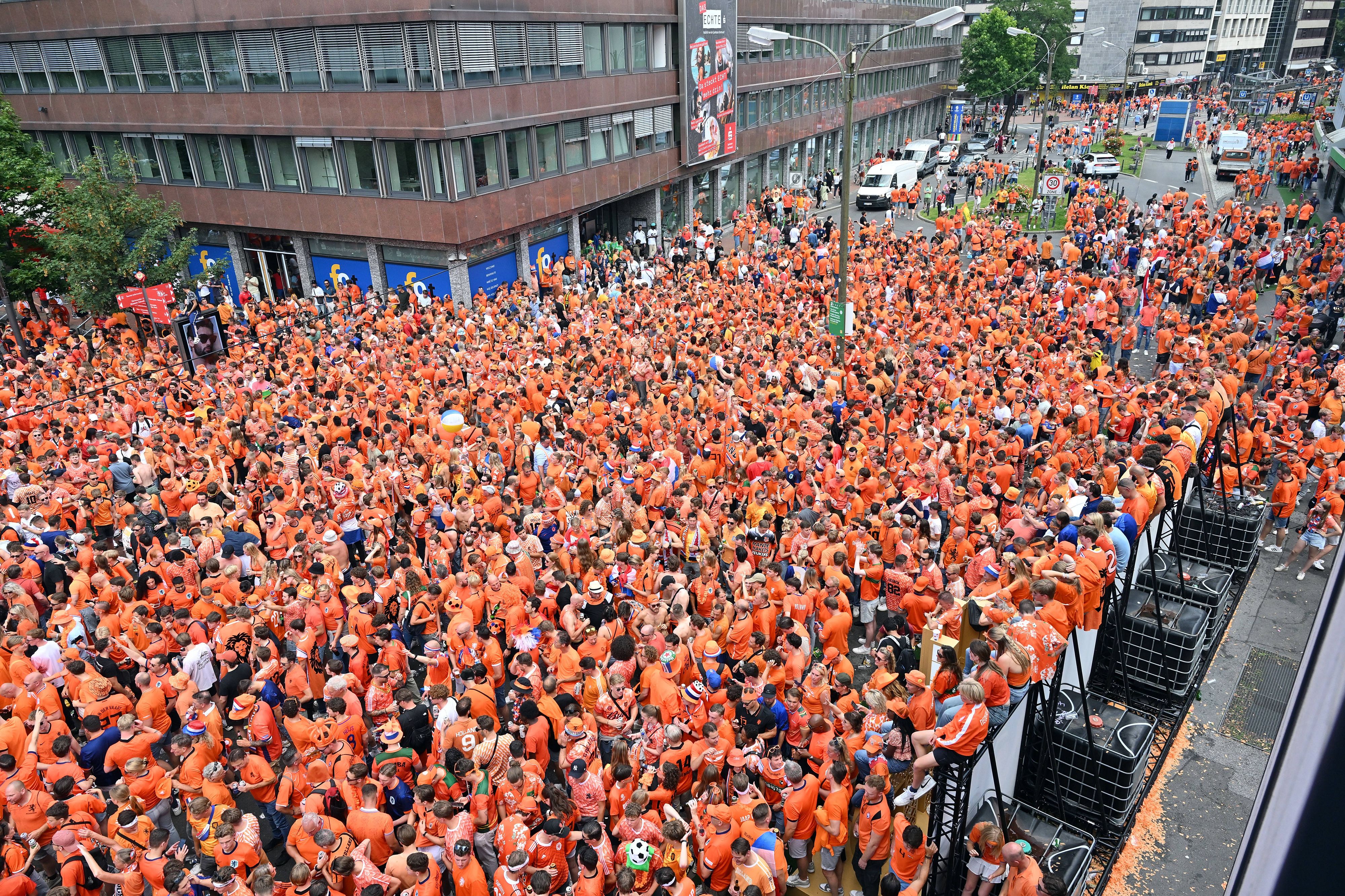Heute.at - Holland-Fans brennen nächstes Stimmungsfeuerwerk ab