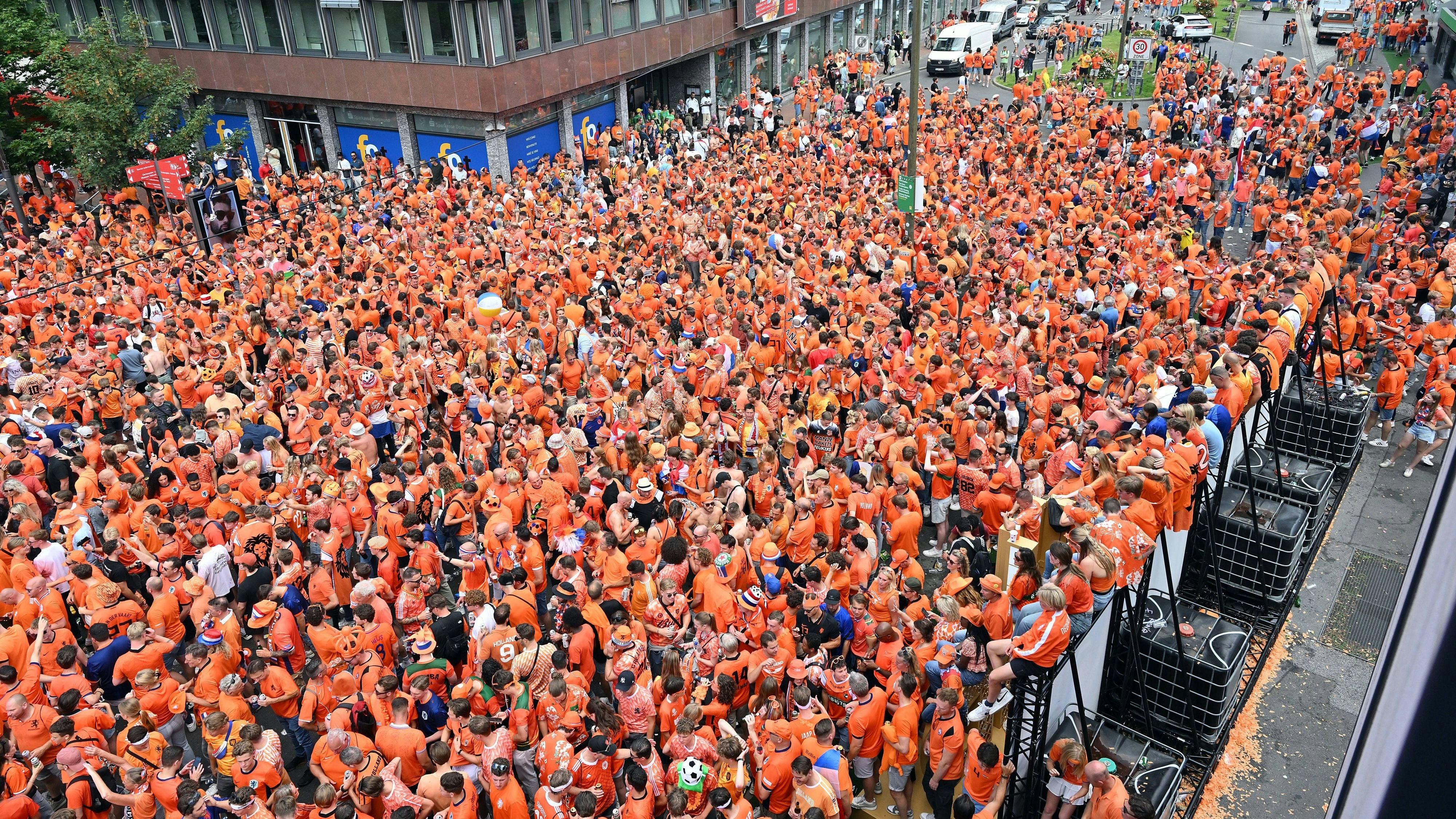 Heute.at - Holland-Fans brennen nächstes Stimmungsfeuerwerk ab