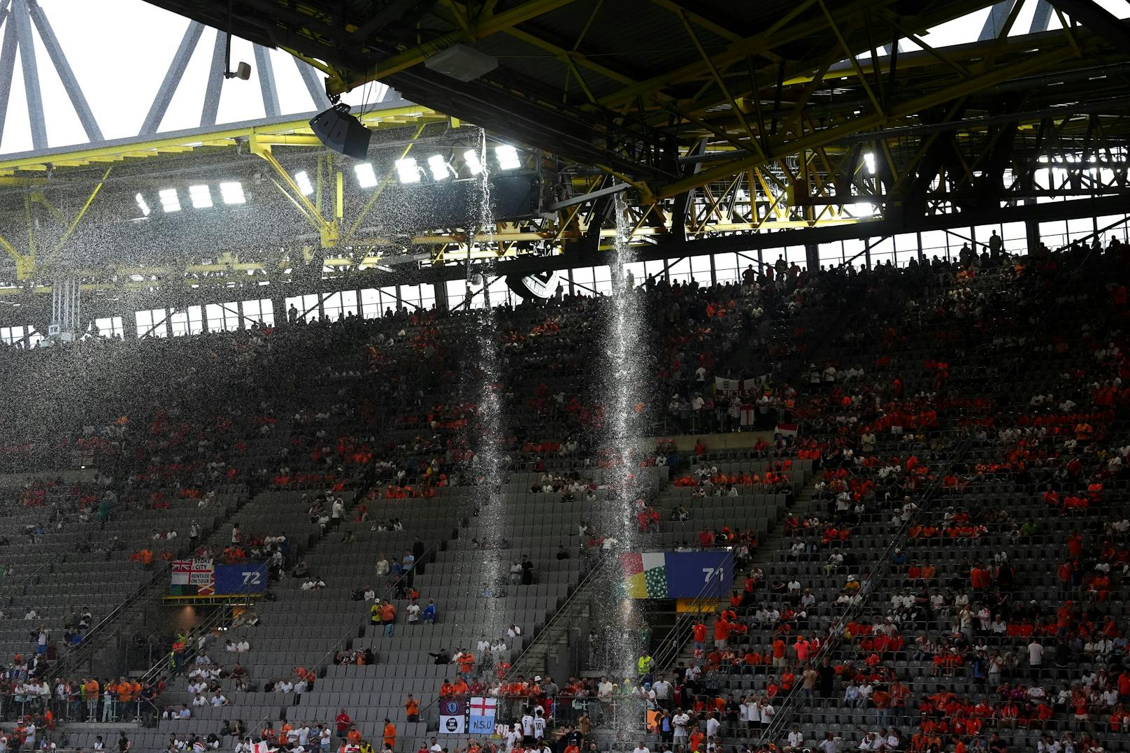 Kurz vor Anpfiff sorgte ein Gewitter für gedämpfte Stimmung.