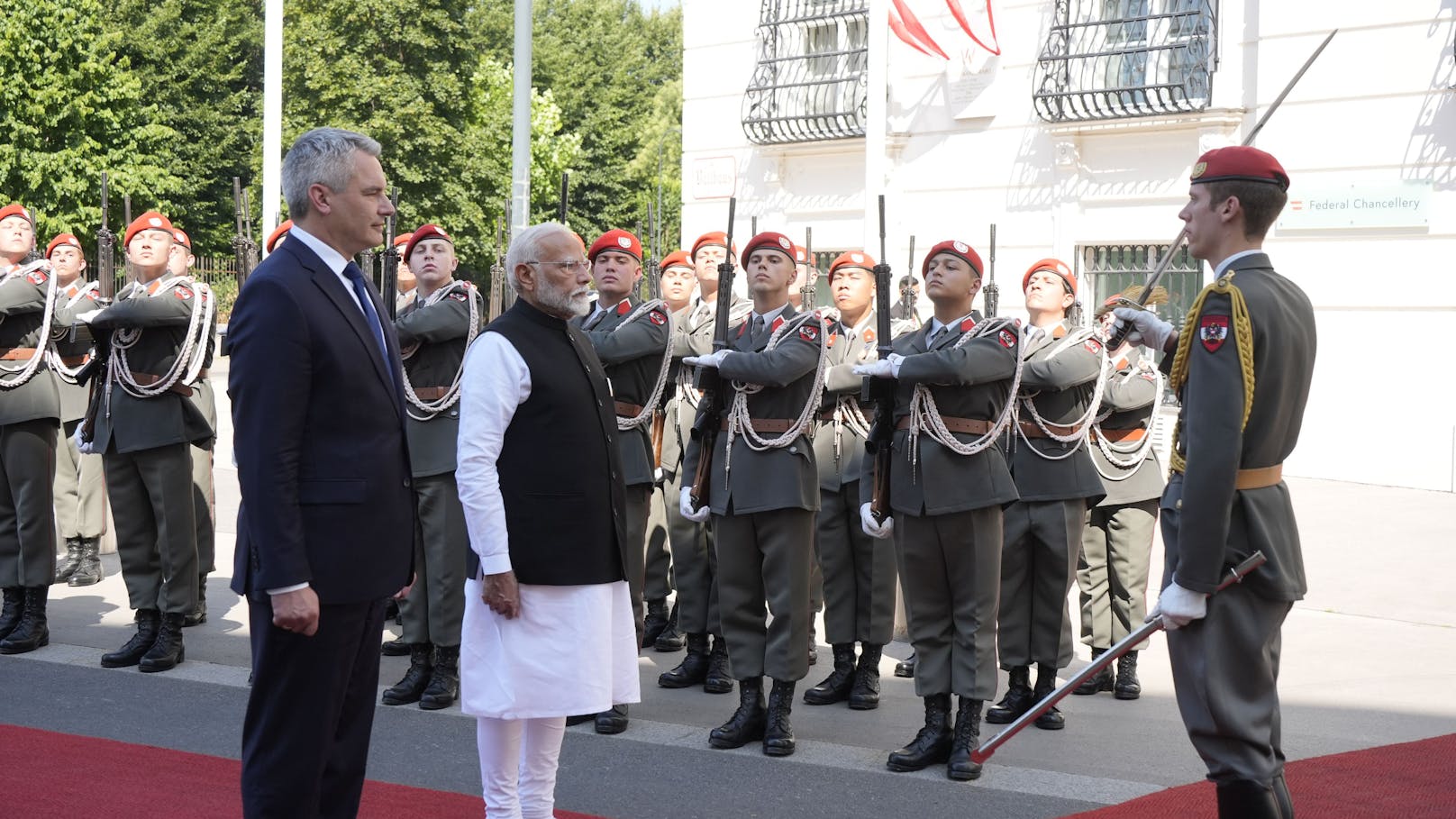 Indiens Premier Modi wurde mit militärischen Ehren am Ballhausplatz empfangen.