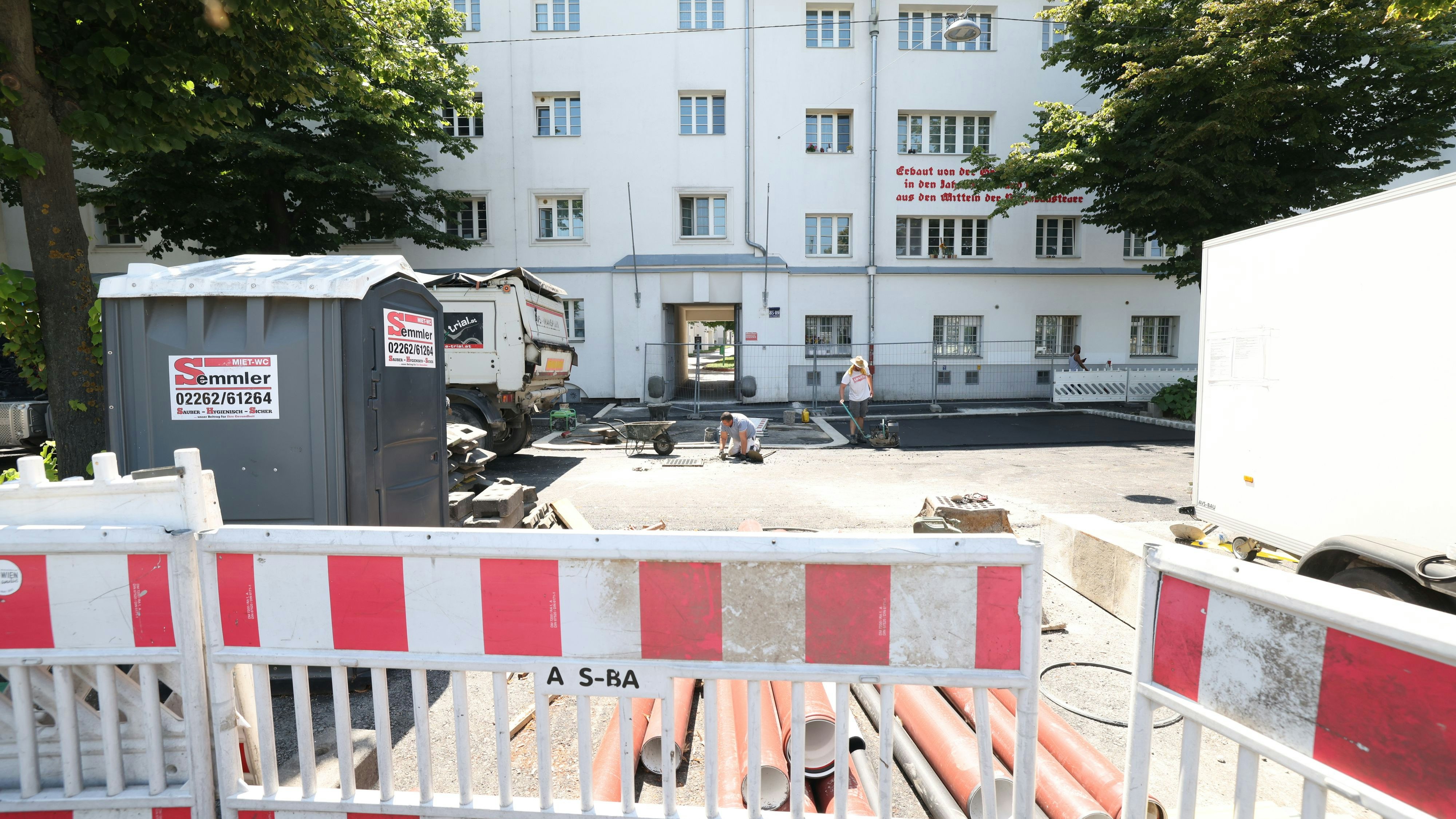 Baustelle: Absperr-Chaos vor Gemeindebau in Wien.