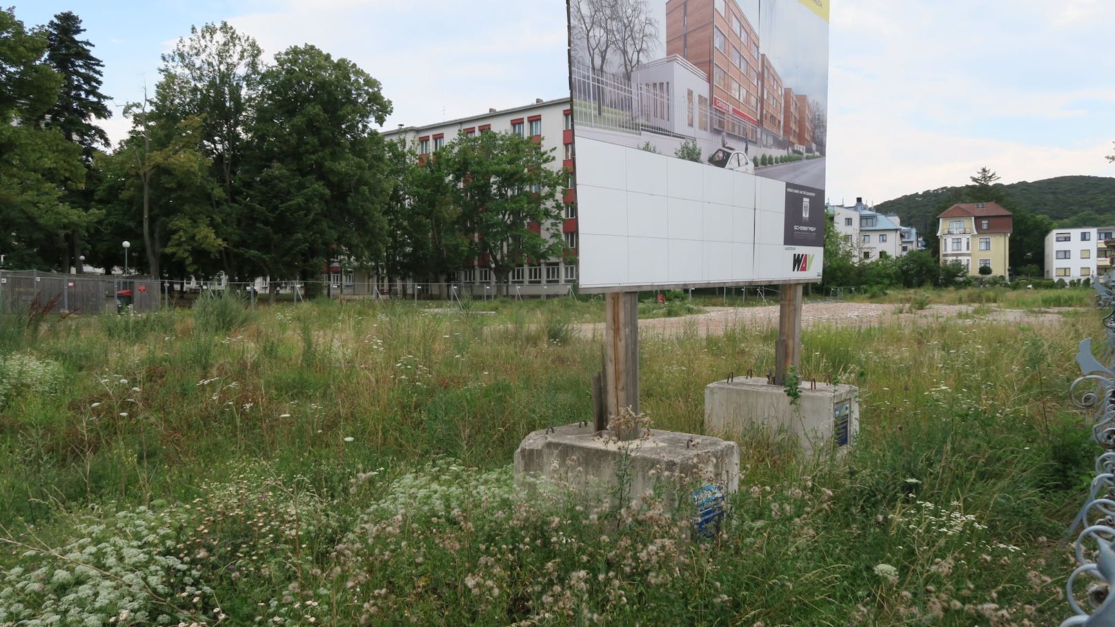 An dieser Stelle sollte der Neubau des Schülerwohnheims entstehen. Das alte Haus ist bereits abgerissen, das Bauvorhaben wurde jedoch gestoppt.