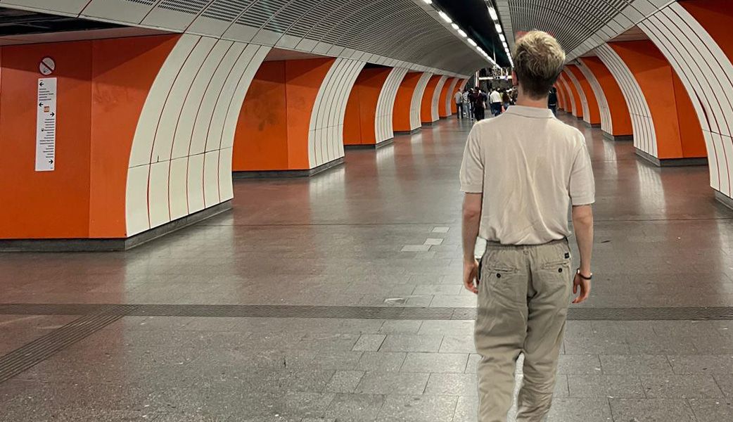 Der Wiener soll genau hier in der U-Bahnstation Westbahnhof von einem Schwulenhasser attackiert worden sein.