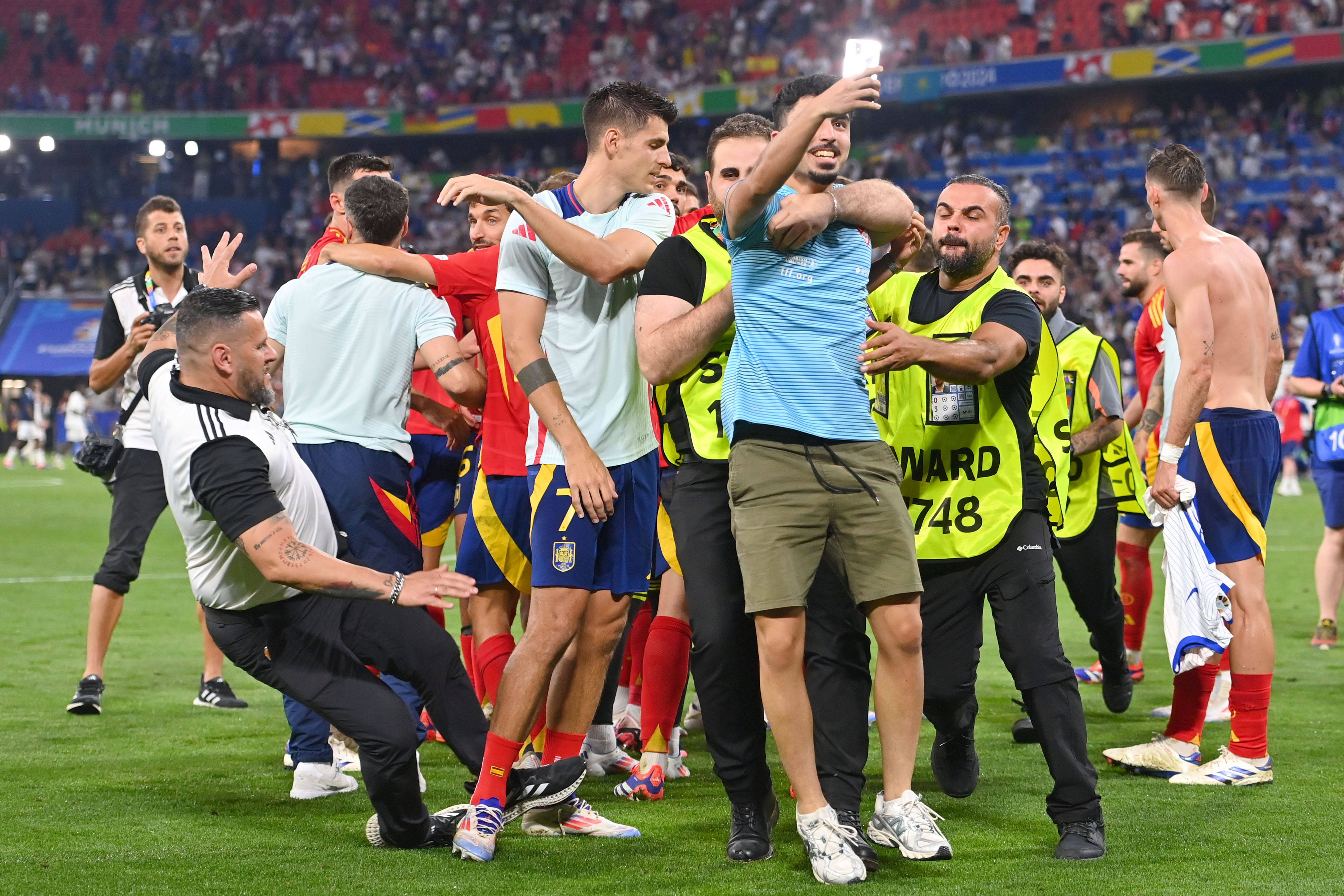 Hier grätschte der Ordner unabsichtlich in Morata. Im Vordergrund der Flitzer, der den Tumult ausgelöst hatte.