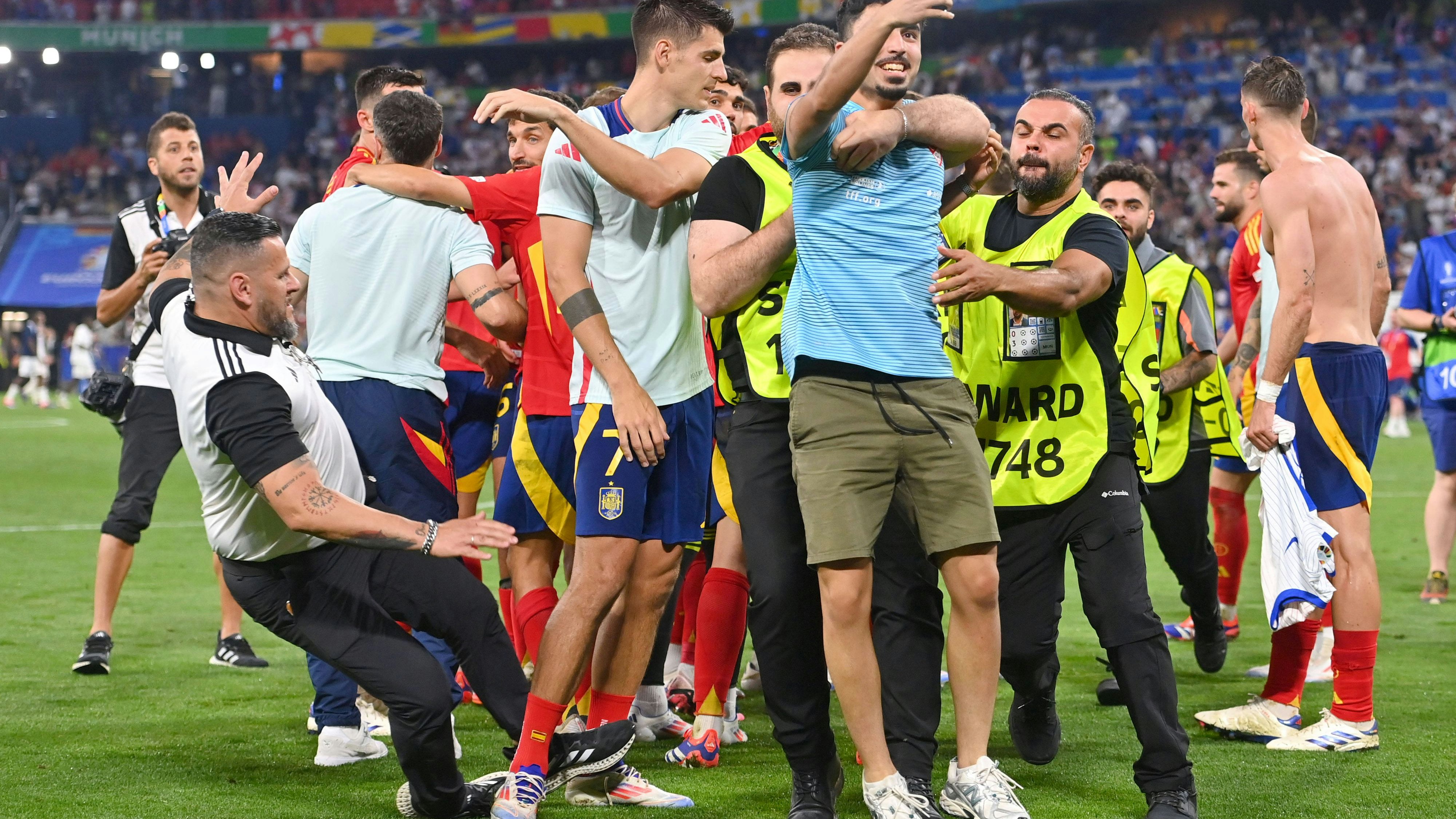 Hier grätschte der Ordner unabsichtlich in Morata. Im Vordergrund der Flitzer, der den Tumult ausgelöst hatte.