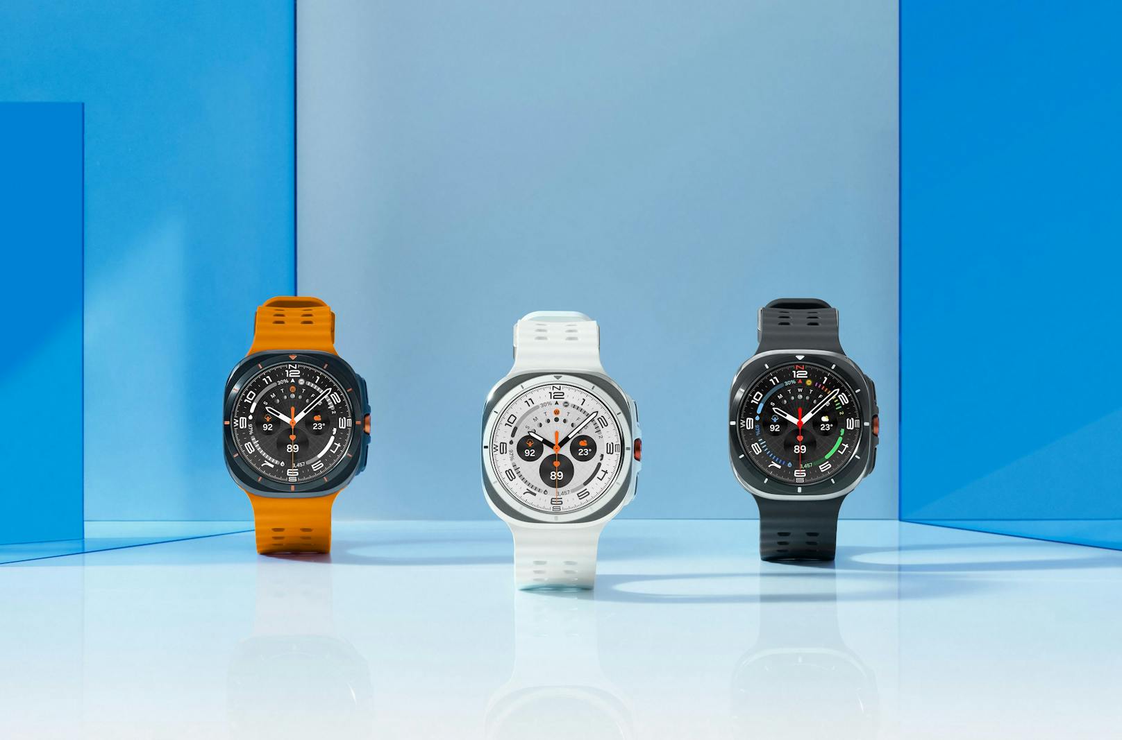 Samsungs neue Galaxy Watch Ultra soll auch Extremsportler ansprechen können. Zudem gibt es Mikrofon und Lautsprecher sowie eine frei belegbare Action-Button.