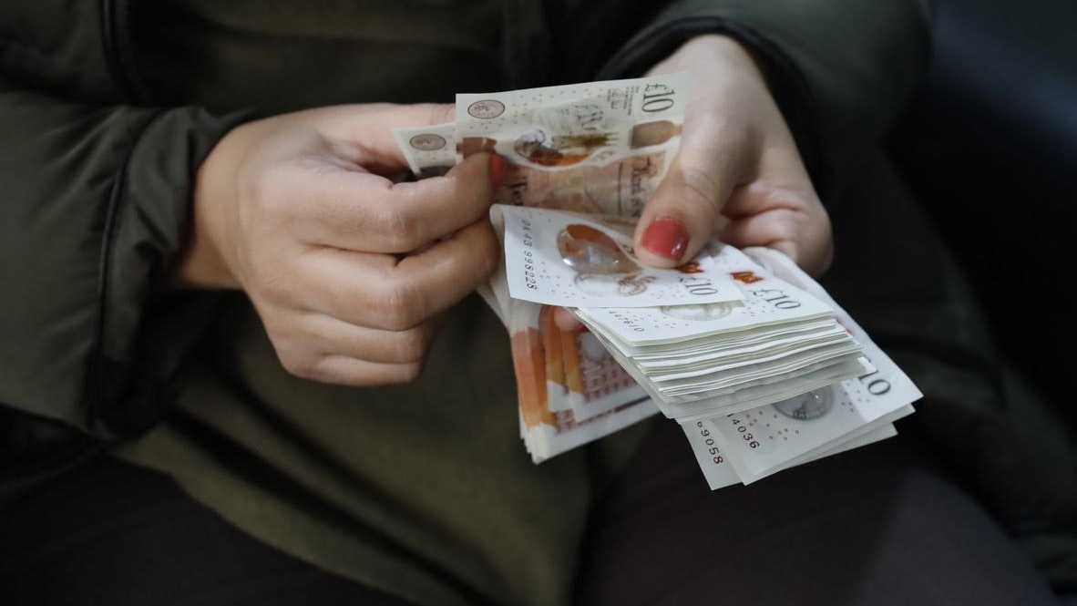 Geld hat sie genug, dennoch geht Ruth Breen weiter arbeiten. Symbolbild.