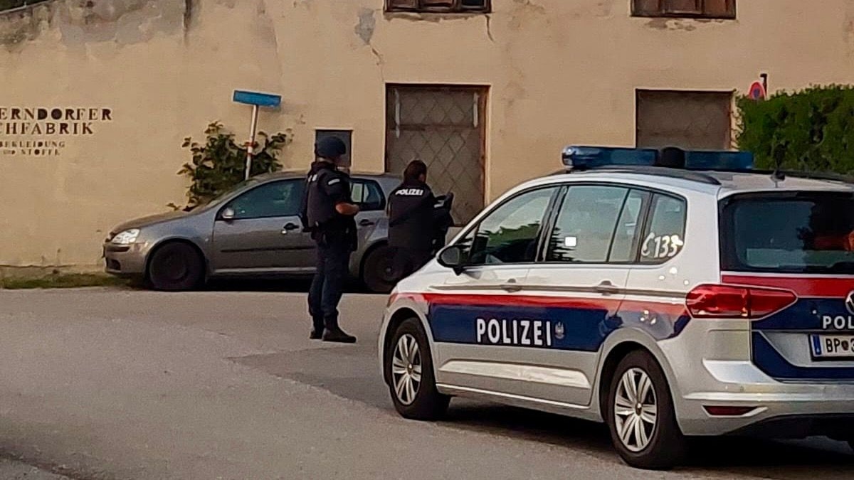 Heute.at - Gelände umstellt – Polizei-Großeinsatz in Mitterndorf