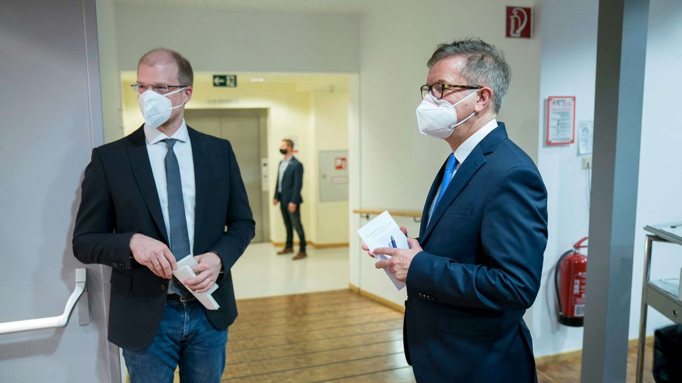 Andreas Bergthaler, Rudolf Anschober am Rande einer Pressekonferenz zum Thema neue Corona-Mutationen 2021