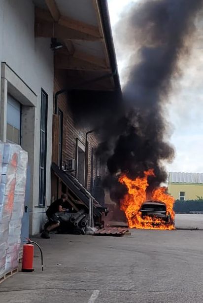 Ein Auto brannte am Donnerstag direkt neben einer Lagerhalle lichterloh.