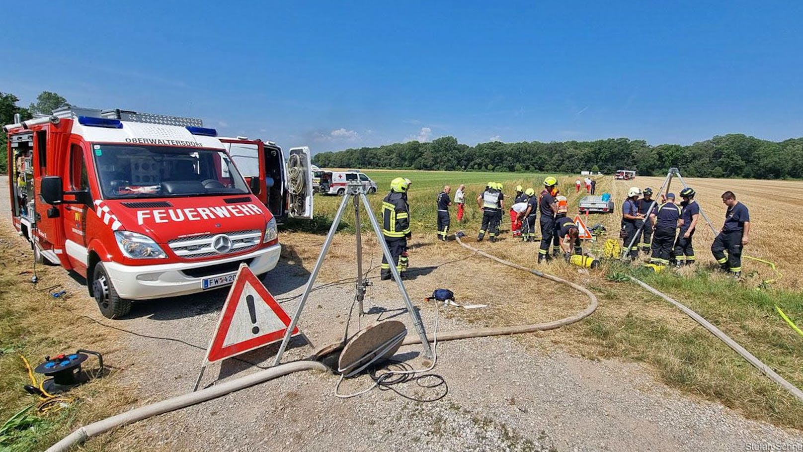 Die Feuerwehr stand stundenlang im Einsatz.