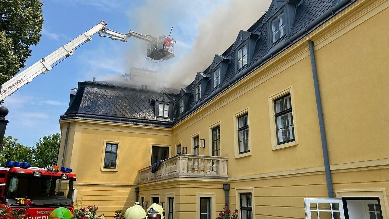 Martinschlössel in Brand: Großeinsatz