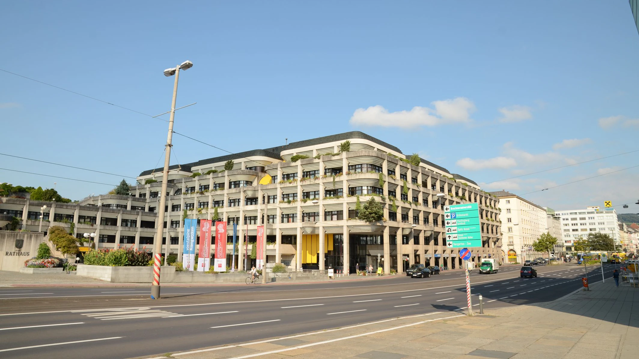 Vor dem Trauungssaal im Linzer Rathaus klickten die Handschellen.