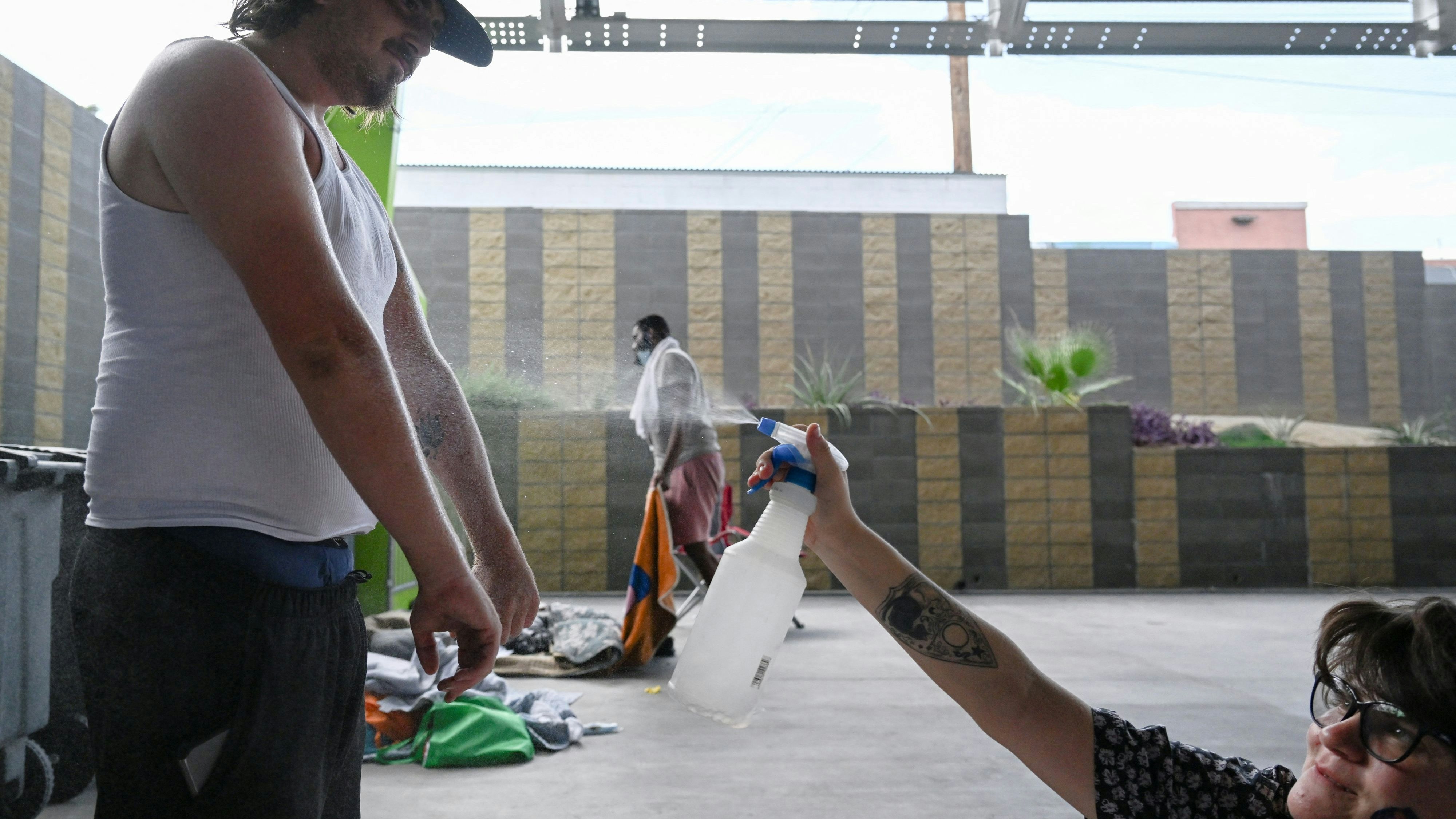 Für ein paar Spritzer Wasser: Die Menschen in Las Vegas suchen Abkühlung