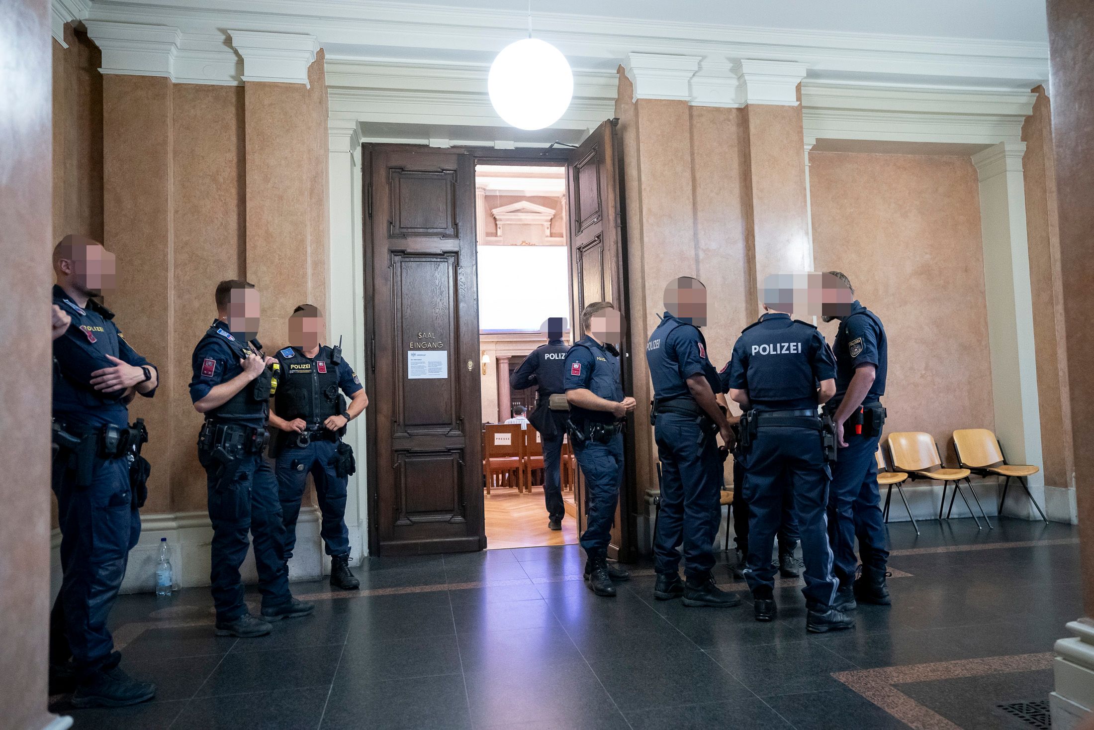 Ein Polizei-Großaufgebot sicherte den Gerichtsaal in Wien.