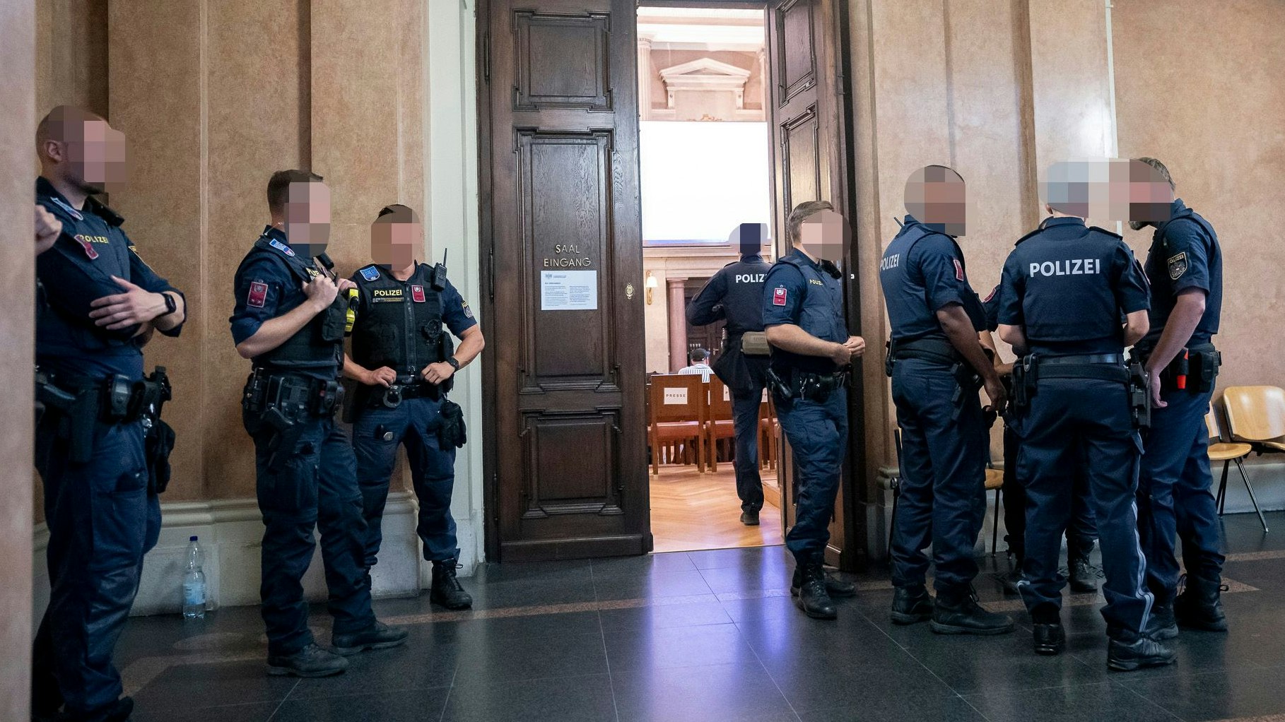 Ein Polizei-Großaufgebot sicherte den Gerichtsaal in Wien.