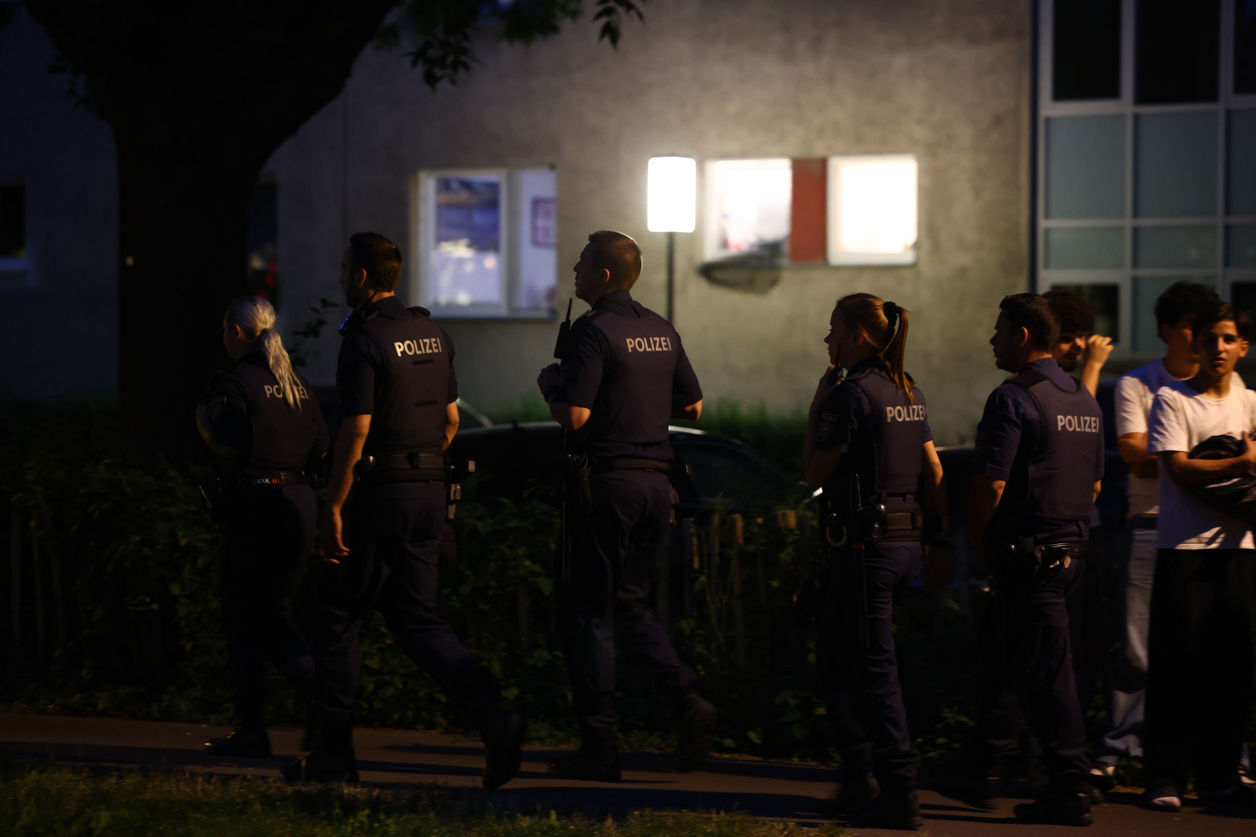 Polizisten kontrollierten nach mehreren Vorfällen in Wien Jugendliche im Park – jetzt stehen 24 Angeklagte vor Gericht.