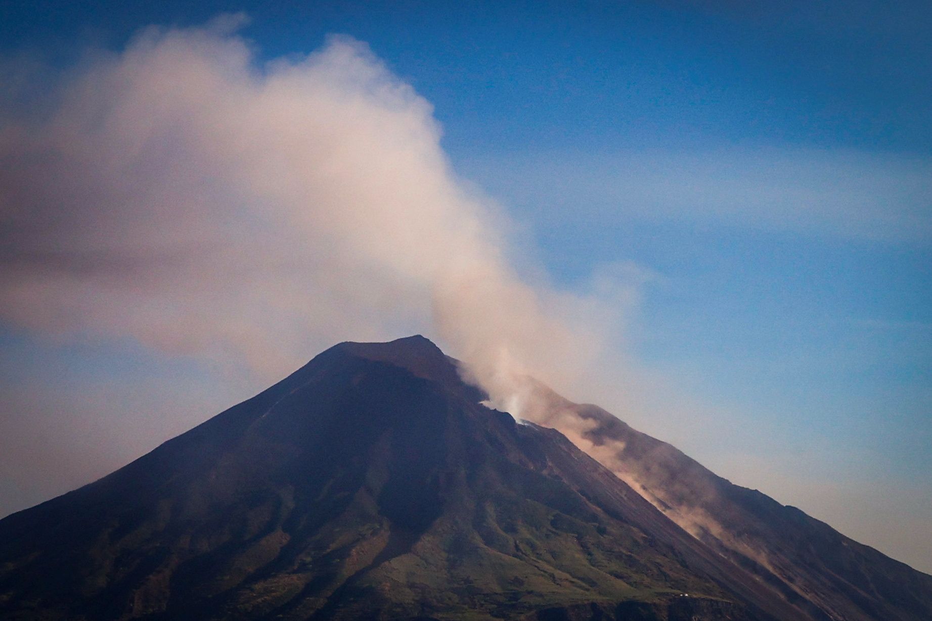 Auf der Insel Stromboli spuckt der gleichnamige Vulkan derzeit viel Asche.