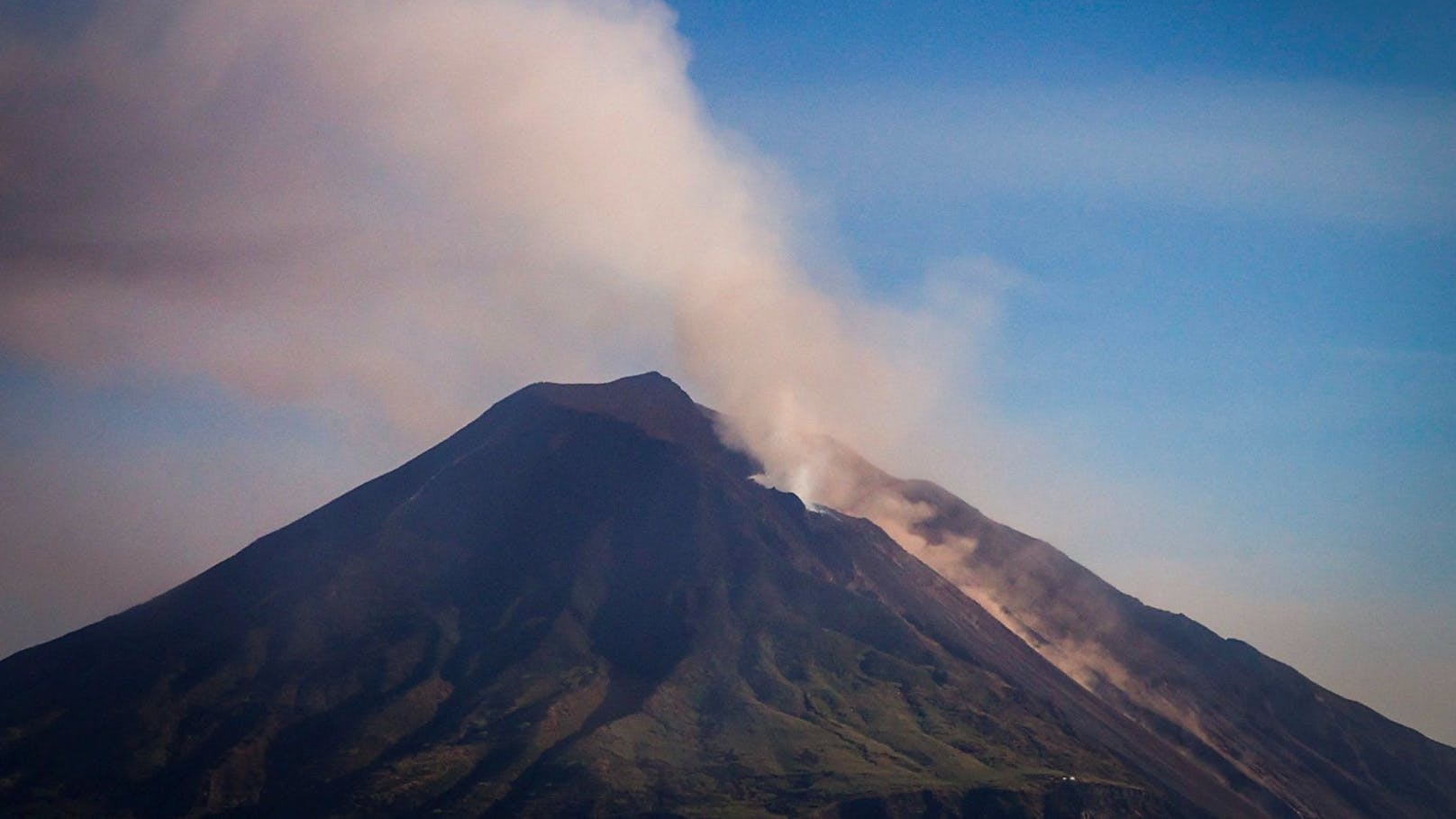 Stromboli spuckt Asche – Experten befürchten Ausbruch