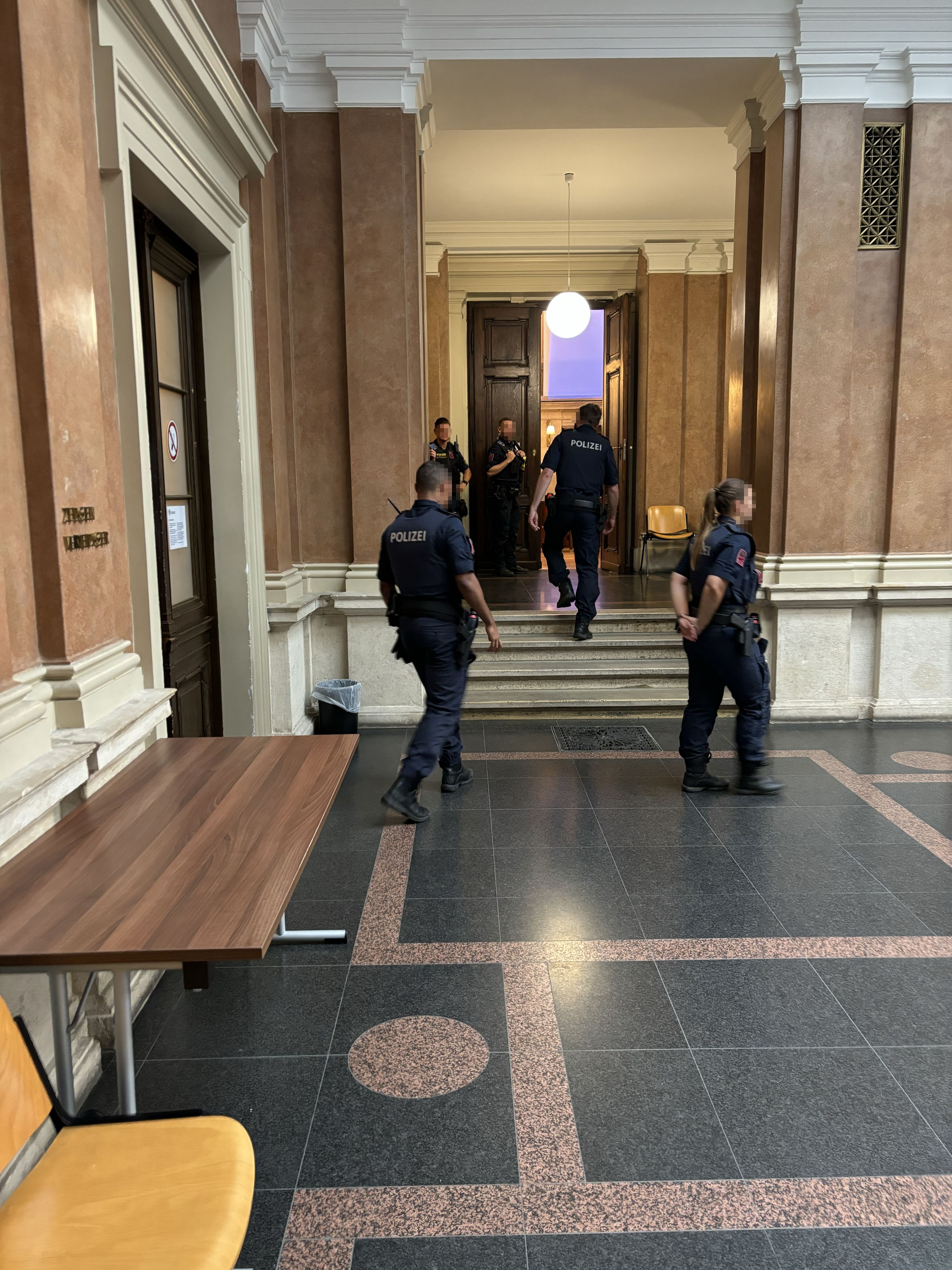 Beim Prozess herrschte im Saal ein strenges Film- und Fotografierverbot.