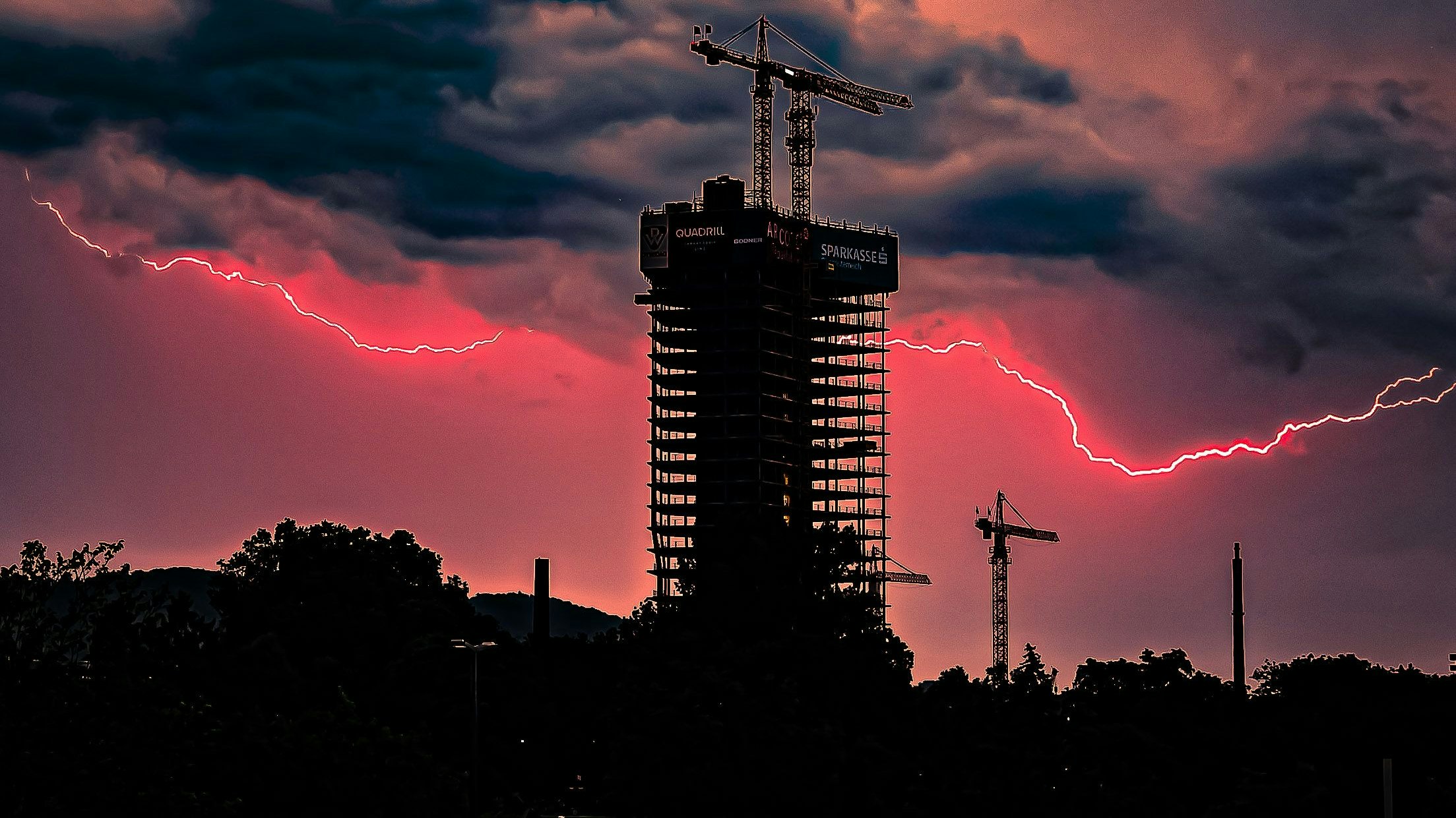 Fotograf Mike Wolf gelang dieses spektakuläre Blitz-Bild in Linz (10. Juli 2024).
