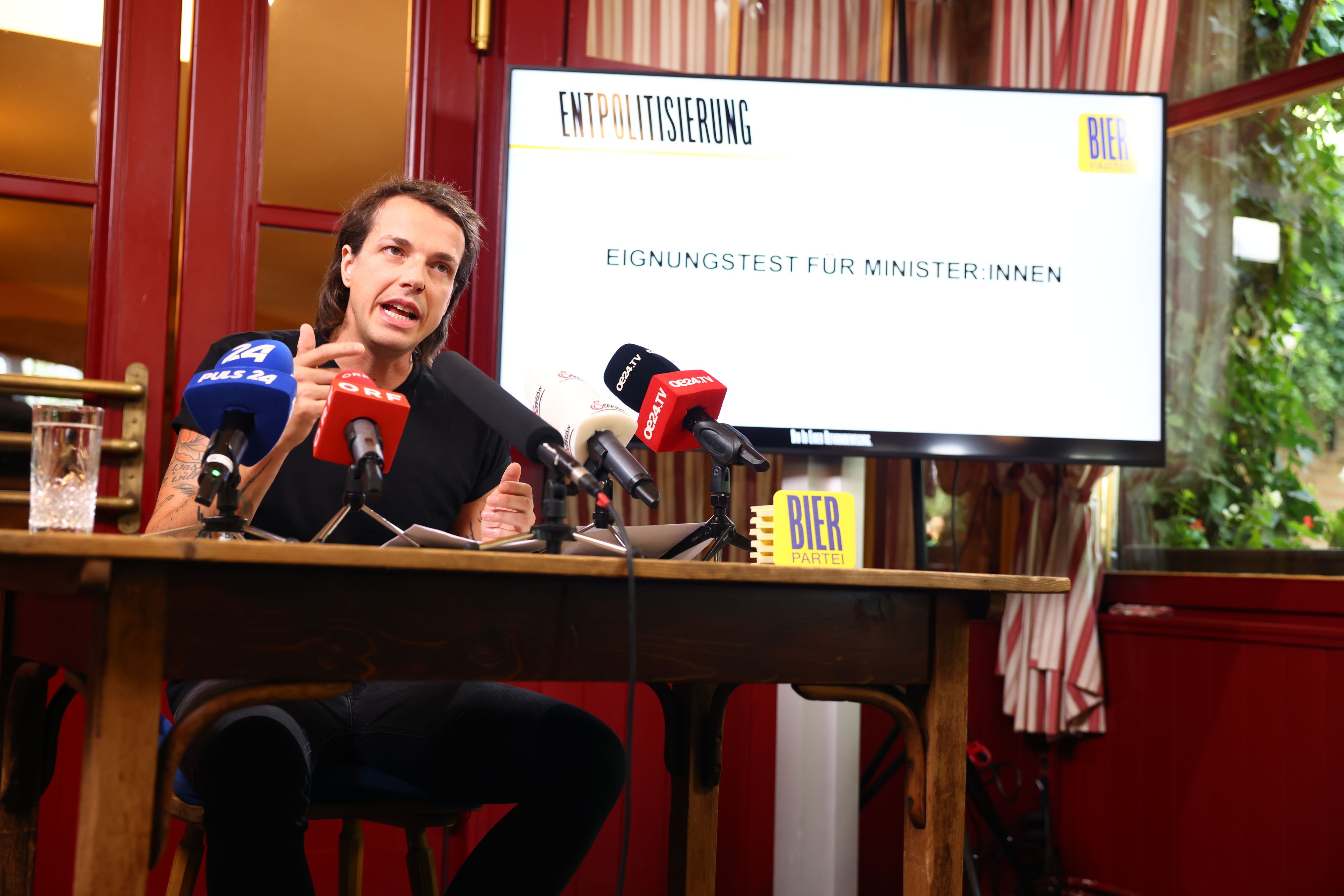 BIER-Chef Dominik Wlazny präsentierte am Donnerstag sein Programm. Darin fordert er etwa Eignungstests für Minister.