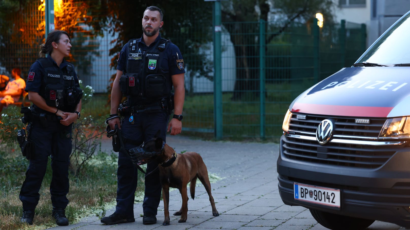 Auch die Diensthundeeinheit war vor Ort.