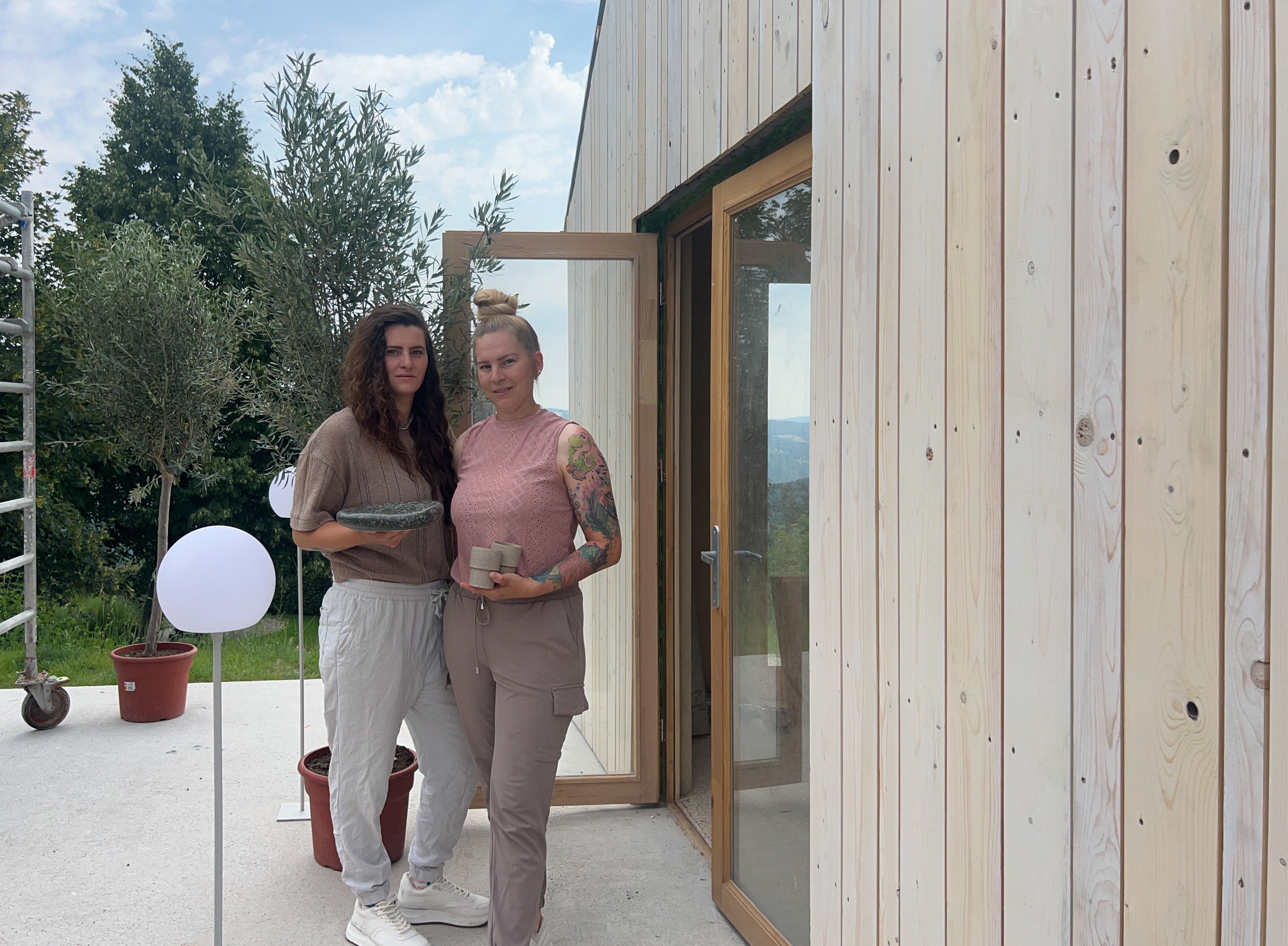 Selbst ist die Frau, selbst sind die Frauen: Barbara und Tamara Fürstl stehen vor ihrem fast fertigen Kaffeehaus, das sie selbst errichtet haben.