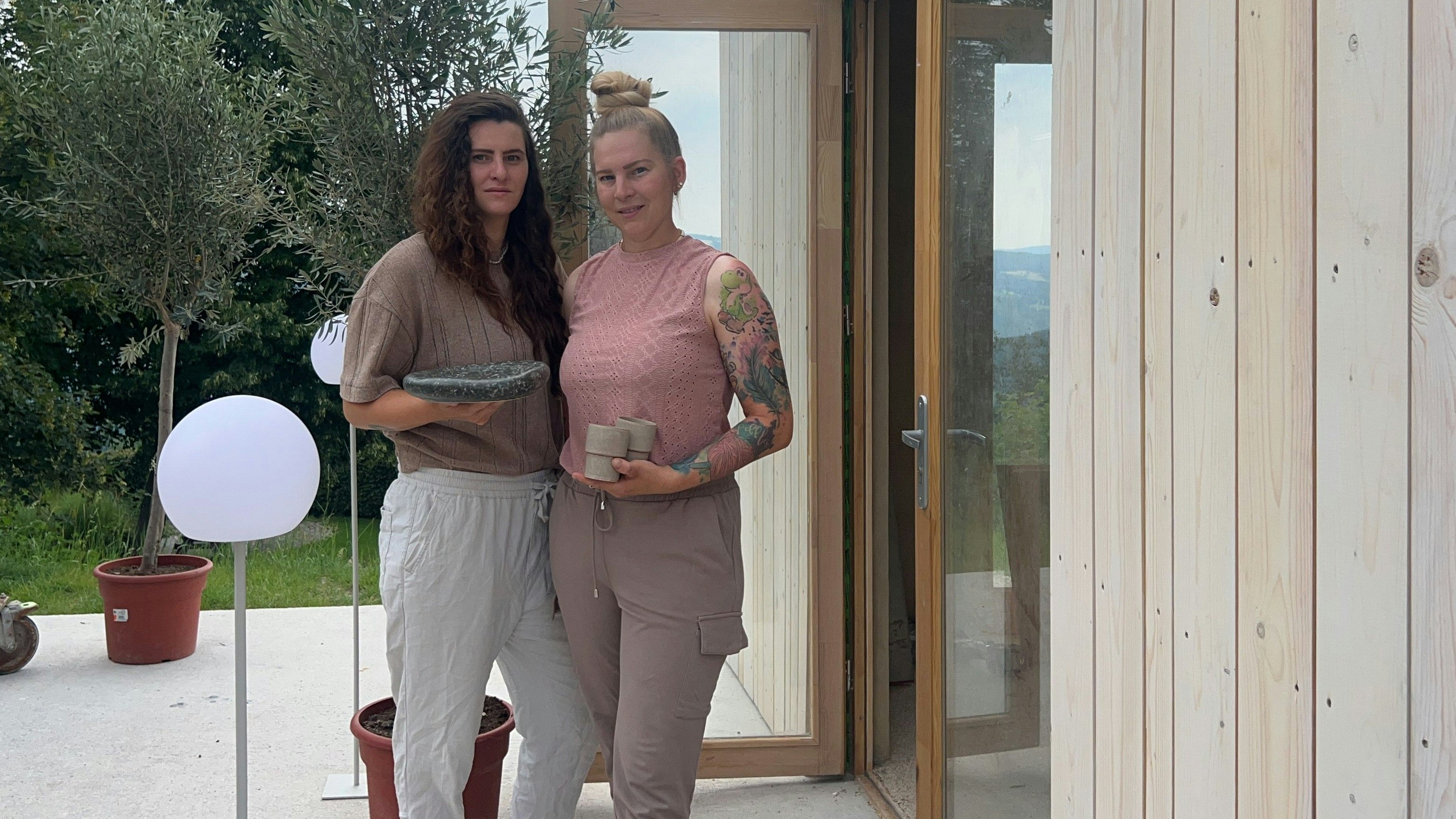 Selbst ist die Frau, selbst sind die Frauen: Barbara und Tamara Fürstl stehen vor ihrem Kaffeehaus, das sie selbst errichtet haben.