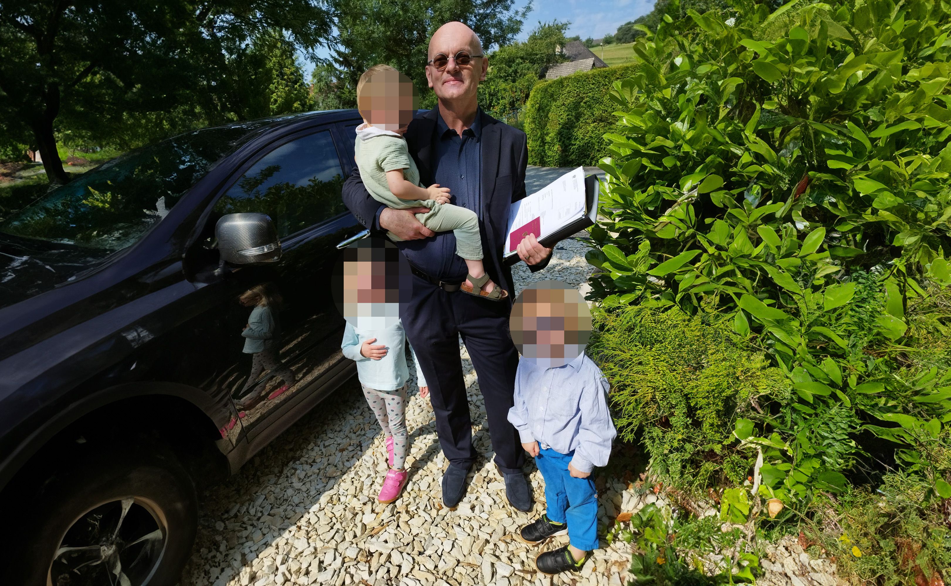 Tom L. mit drei seiner sechs Kinder nach dem Prozess – seinen Reisepass bekam er in der Verhandlung bereits zurück.