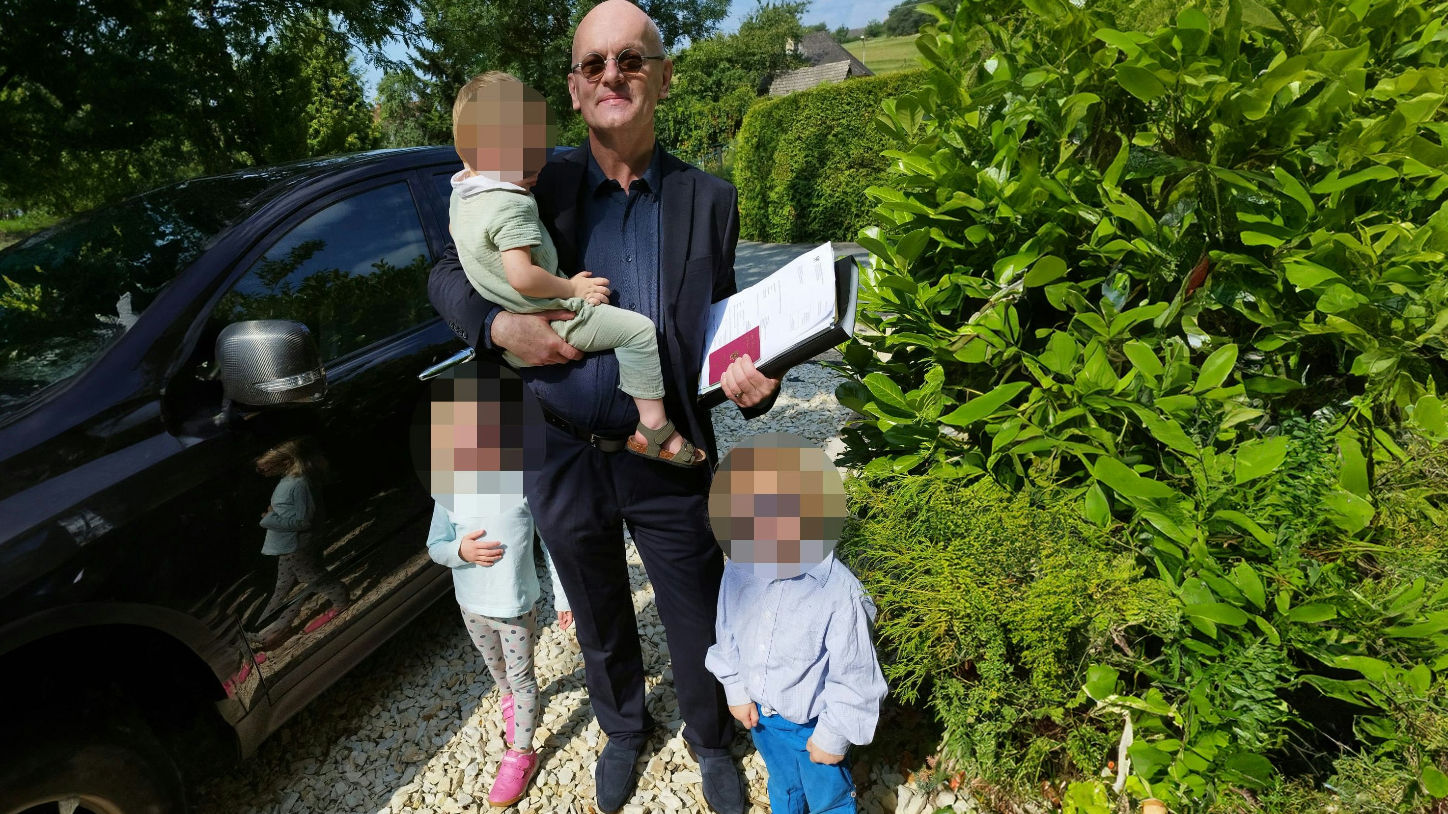 Tom L. mit drei seiner sechs Kinder nach dem Prozess – seinen Reisepass bekam er in der Verhandlung bereits zurück.