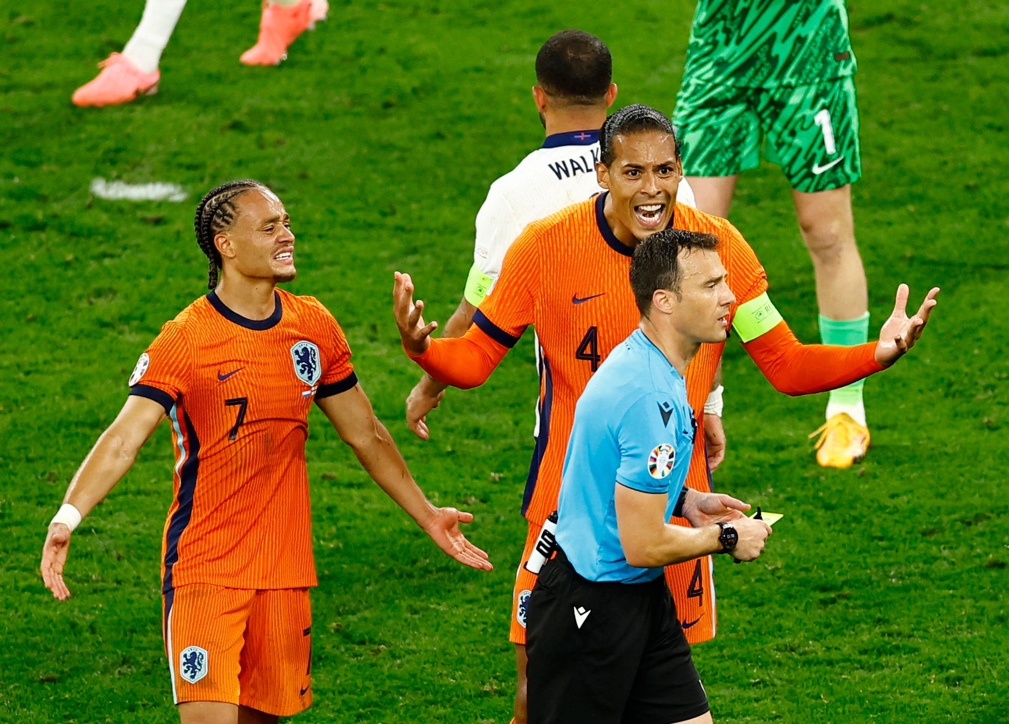 Heute.at - Holland-Star schießt gegen Schiri: Das sagt alles!