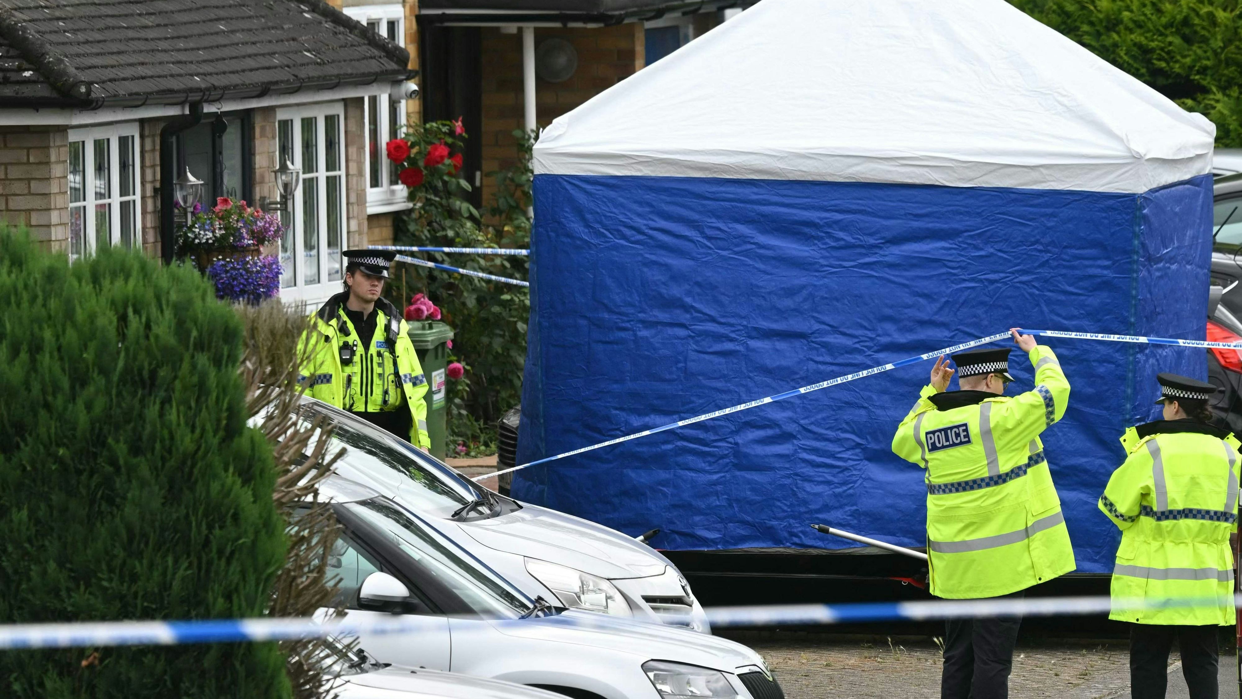 Die Polizei fand die drei toten Frauen im Haus der Familie in Bushey.