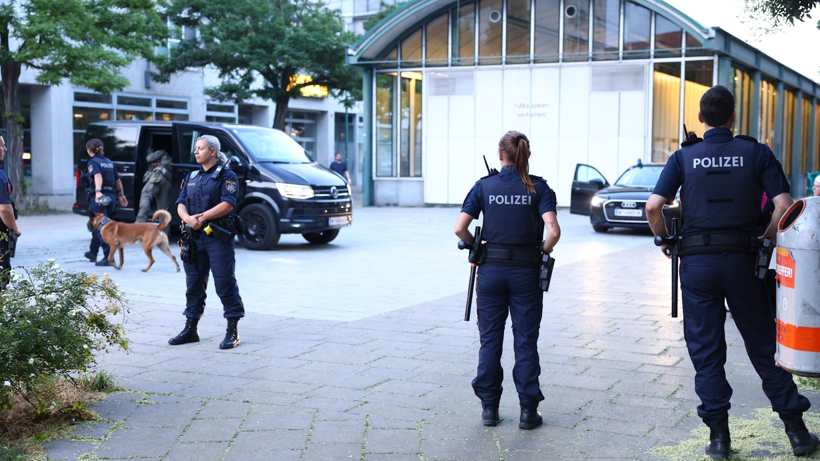 Die Beamten sichern das Areal bei der U6 Station Jägerstraße.