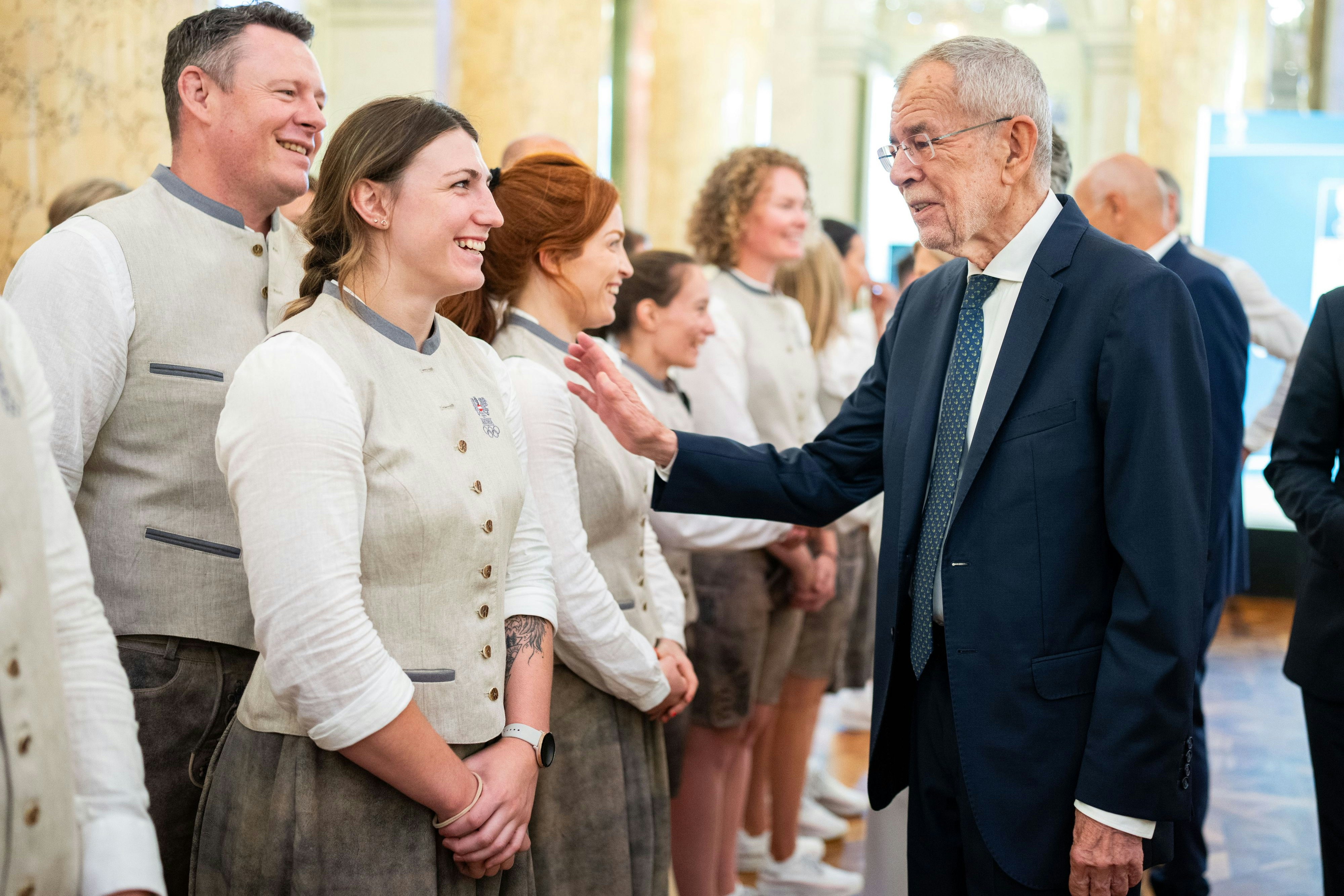 Verabschiedung durch Bundespräsident Alexander Van der Bellen: Österreich kleidet sich in Paris eher traditionell